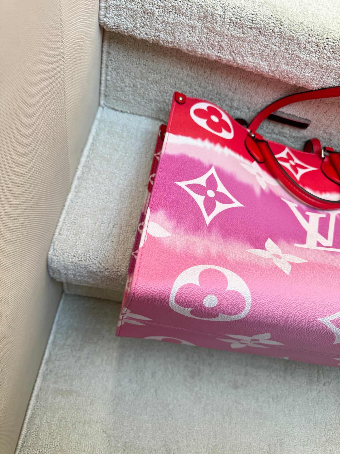 Louis Vuitton Monogram Giant Escale On The Go GM Canvas