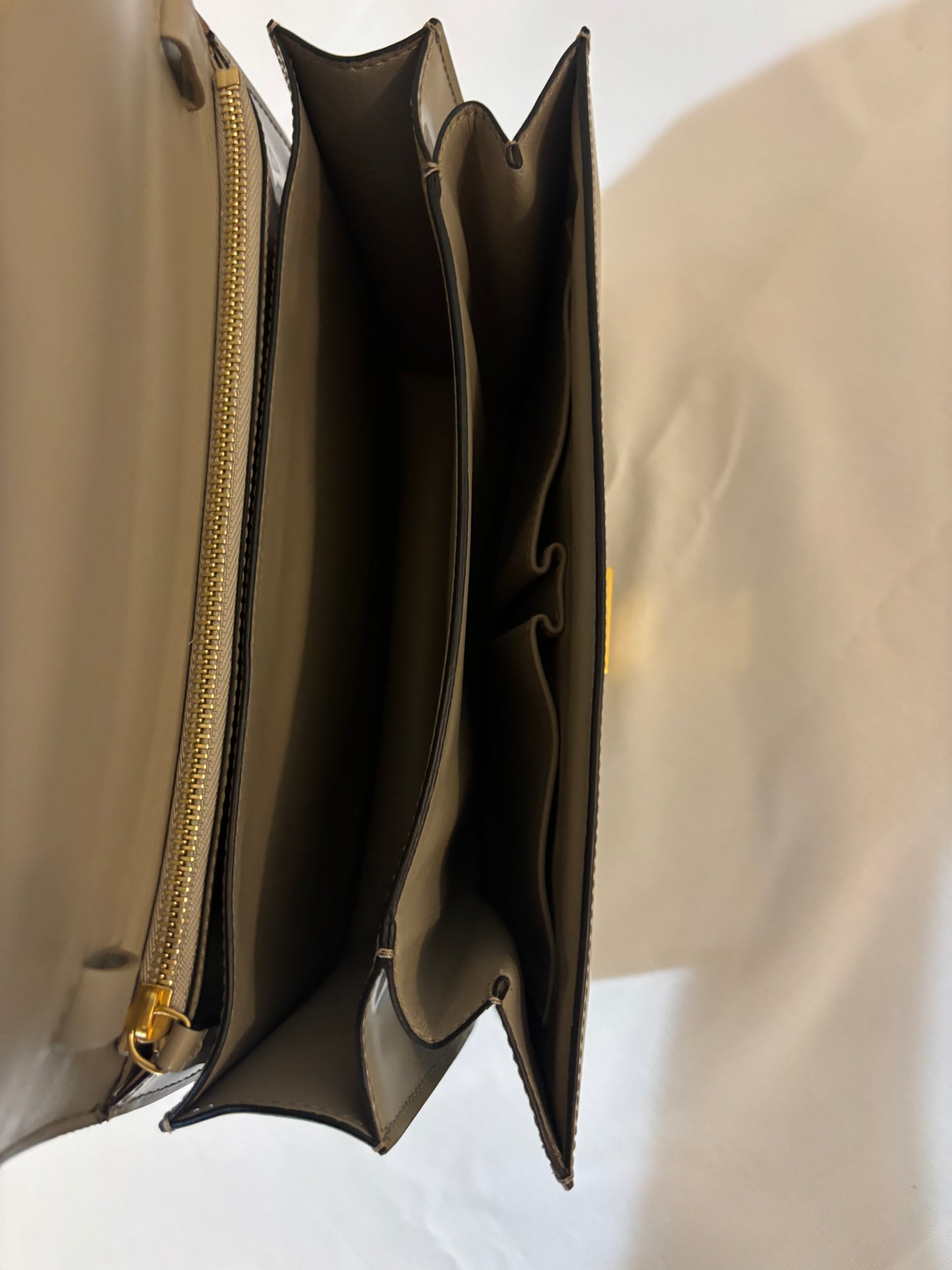 Sac à rabat Celine Medium Classic Box en cuir verni grège d'occasion