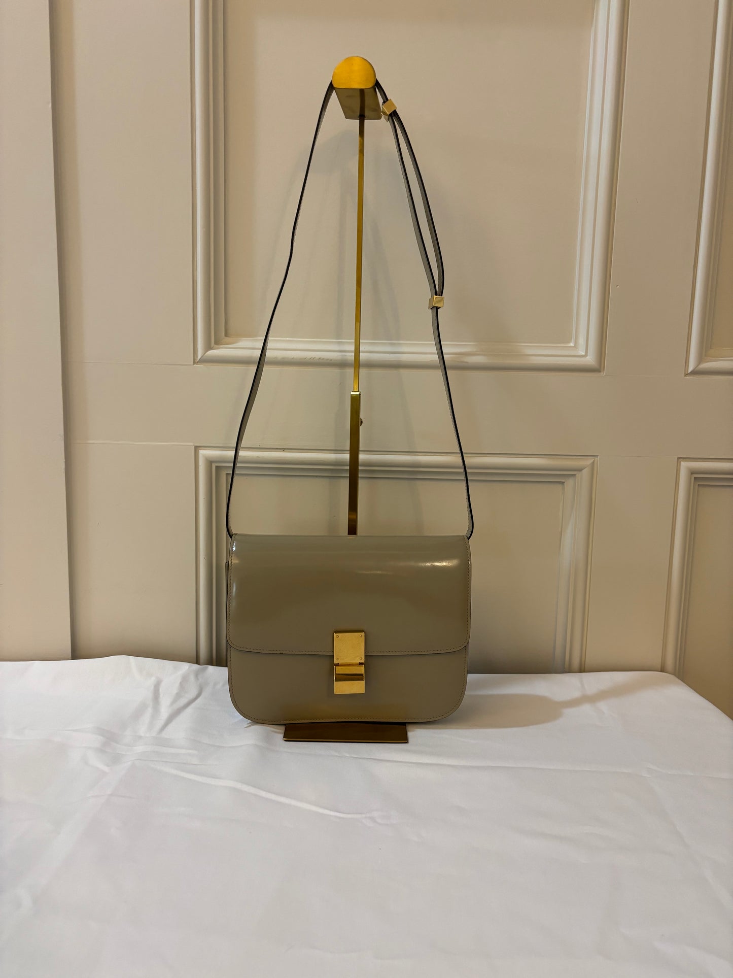 Sac à rabat Celine Medium Classic Box en cuir verni grège d'occasion