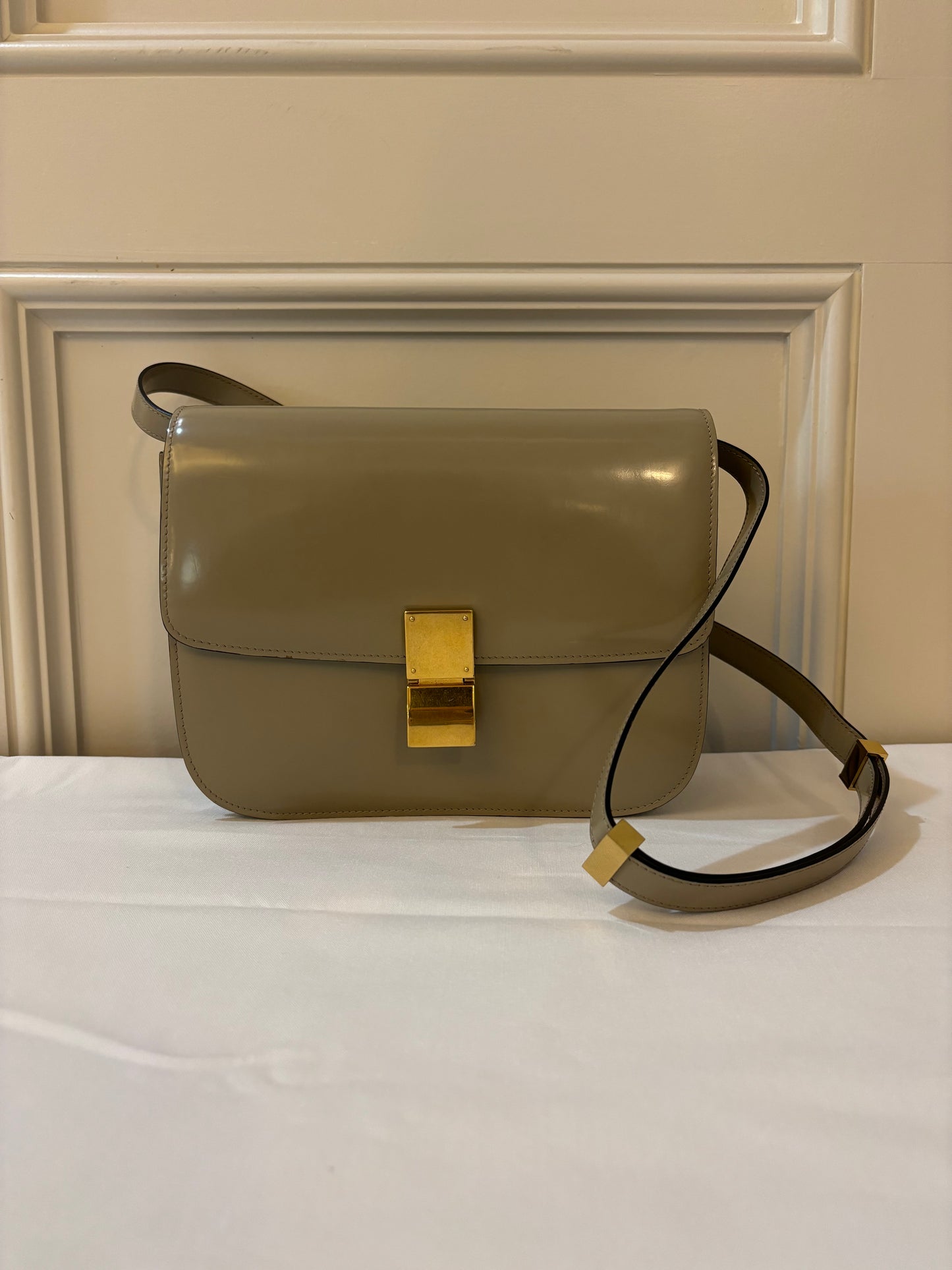 Sac à rabat Celine Medium Classic Box en cuir verni grège d'occasion