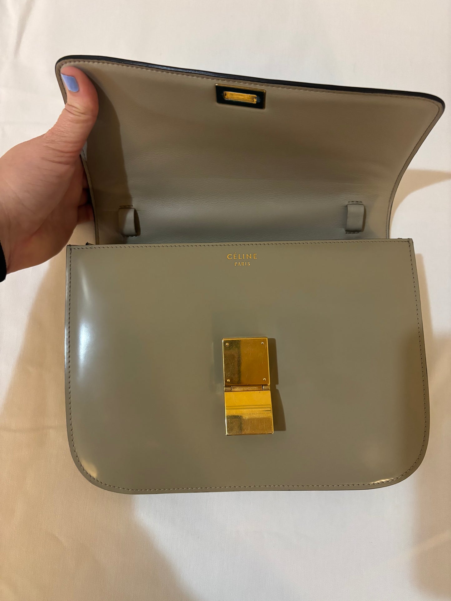 Sac à rabat Celine Medium Classic Box en cuir verni grège d'occasion