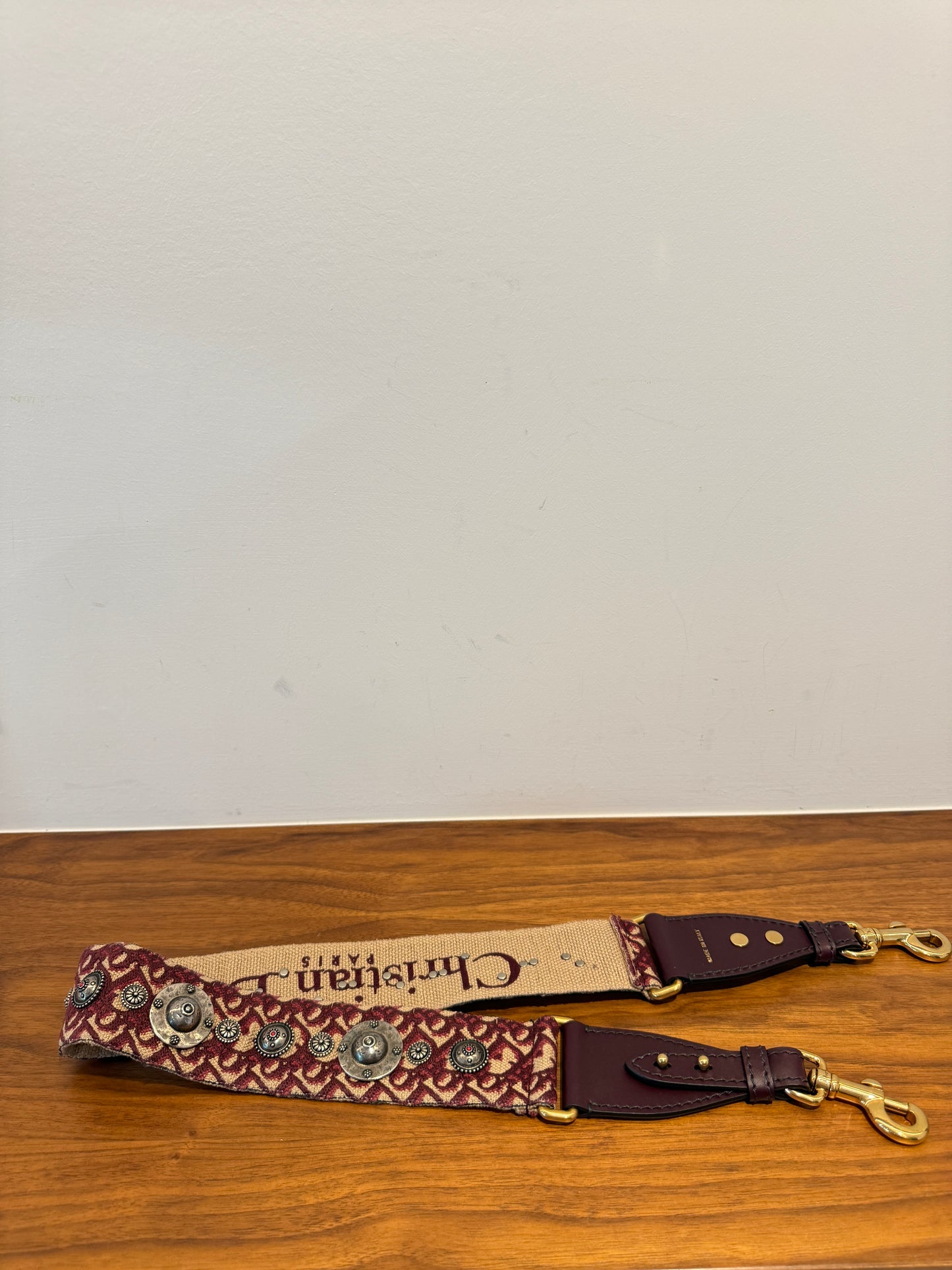 Sac Saddle Christian Dior en toile et cuir bleu marine indigo avec bandoulière guitare bordeaux d'occasion