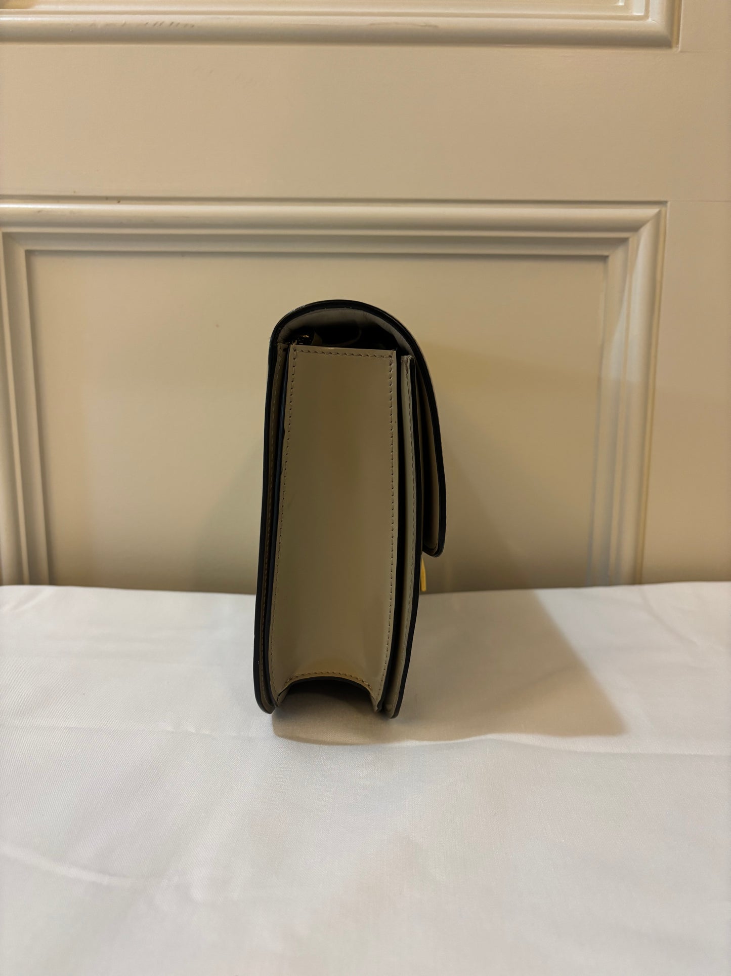 Sac à rabat Celine Medium Classic Box en cuir verni grège d'occasion