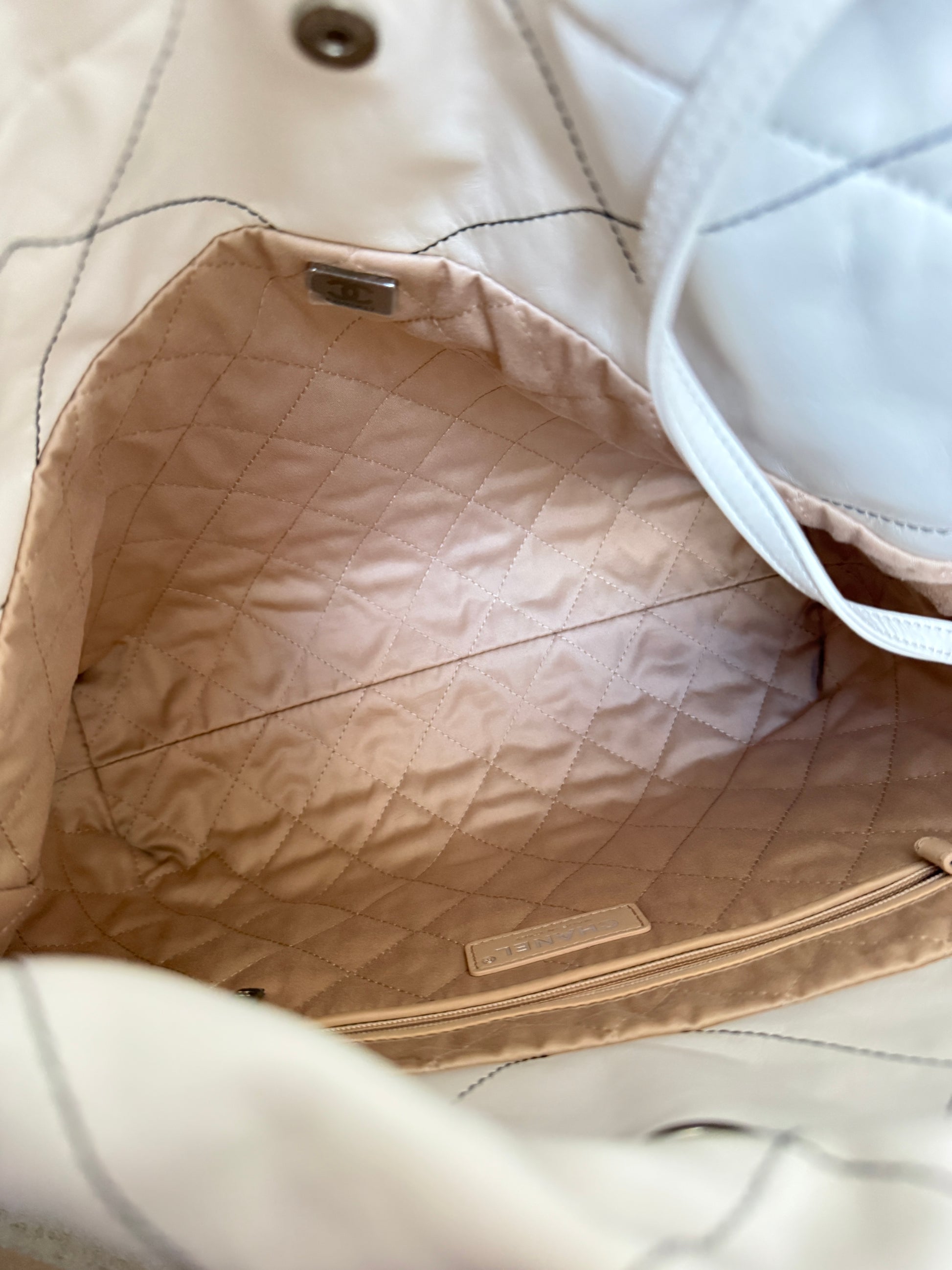 Chanel 22 white view of interior of handbag in excellent like new condition