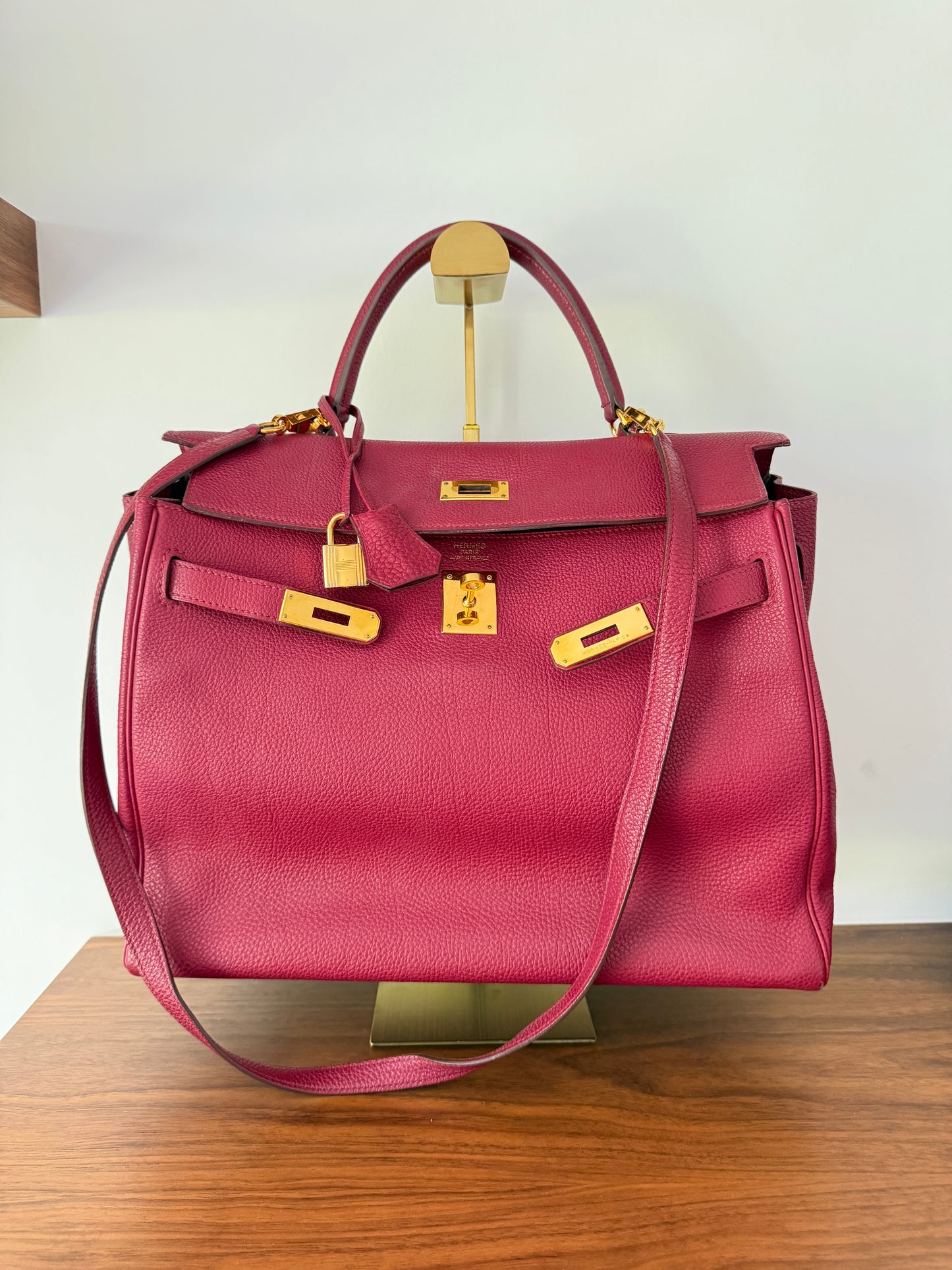 Hermes’ Kelly 35 Retourne Handbag in Togo Leather in Tosca Raspberry Pre-Owned