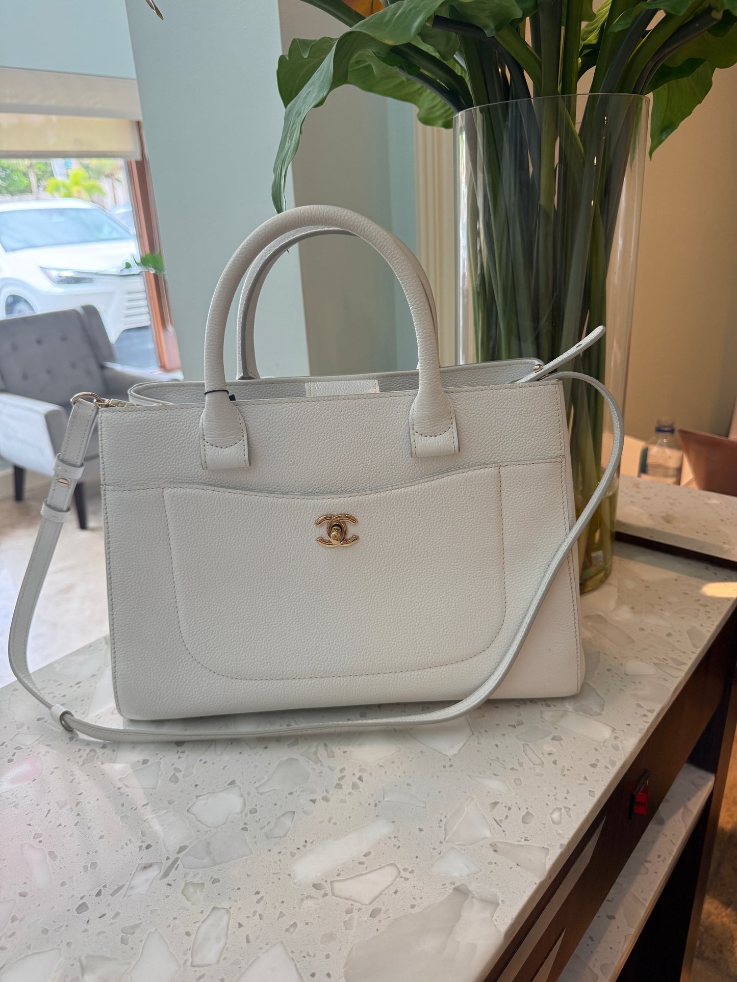 Sac Cabas Neo Executive Small CHANEL en Cuir de Veau Grainé Blanc