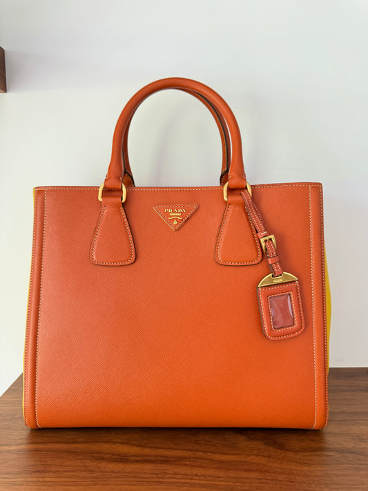 Sac fourre-tout Prada en cuir Saffiano Lux bicolore orange/jaune