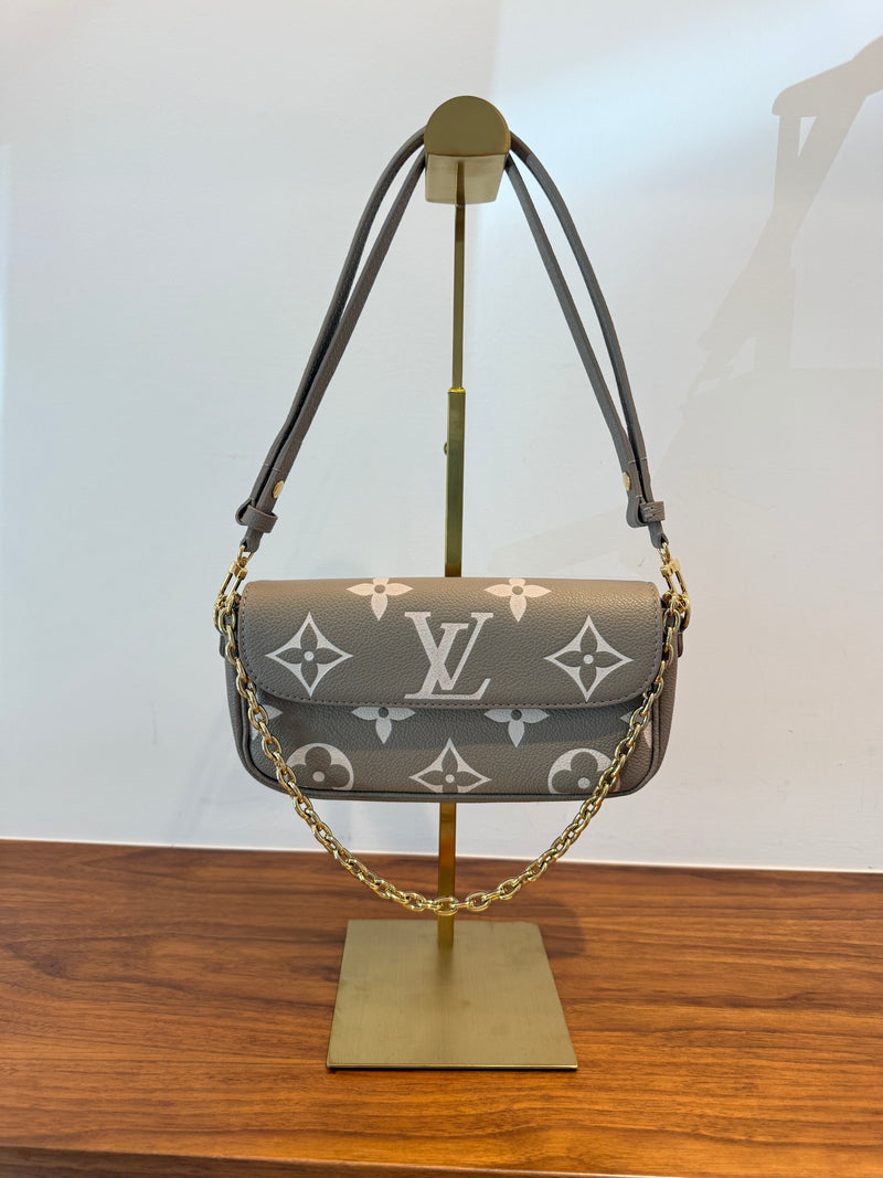 Louis Vuitton Empreinte Monogram Giant Ivy Wallet On Chain in Turtledove and Cream Pre-owned
