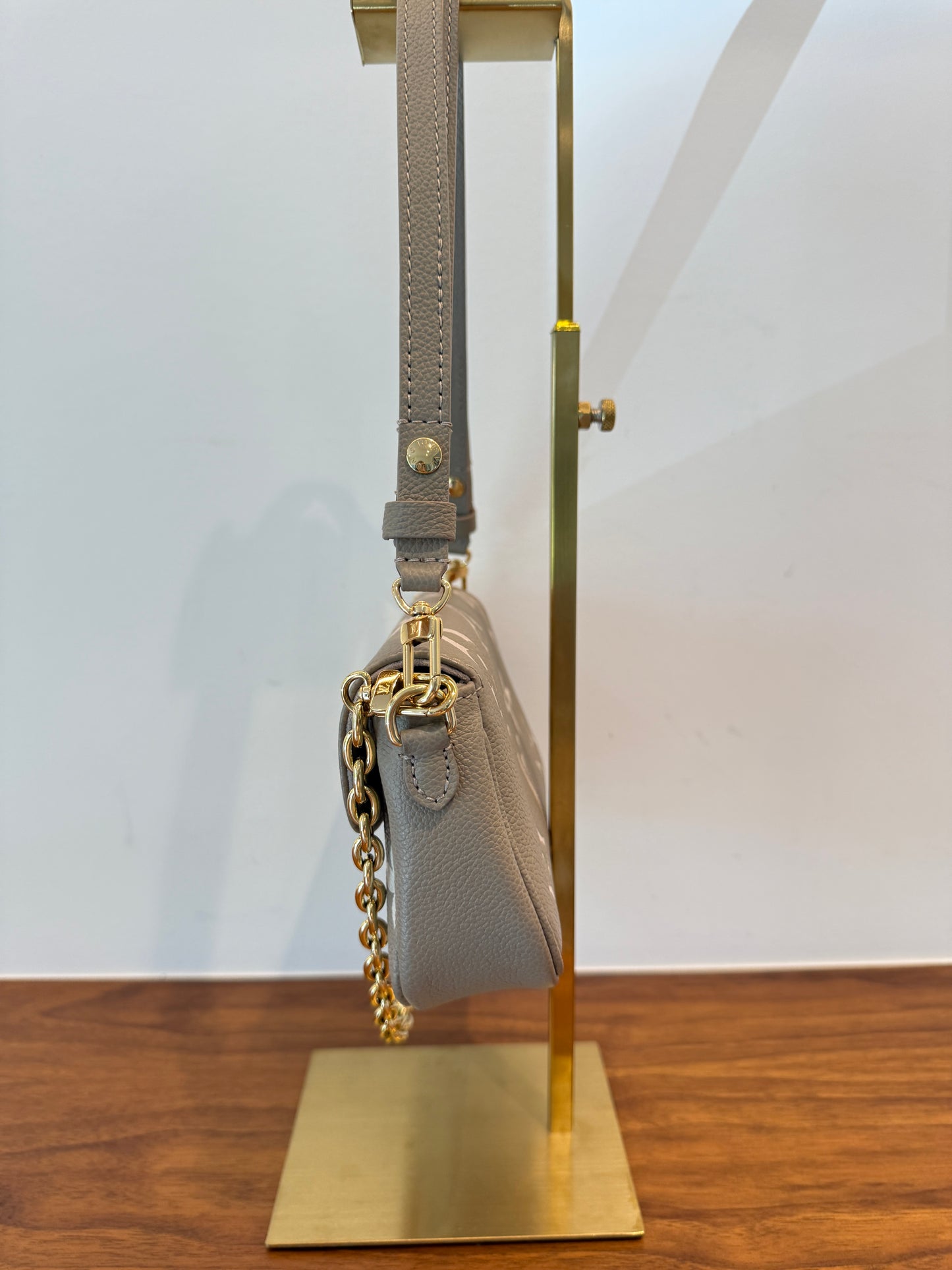 Louis Vuitton Empreinte Monogram Giant Ivy Wallet On Chain in Turtledove and Cream Pre-owned
