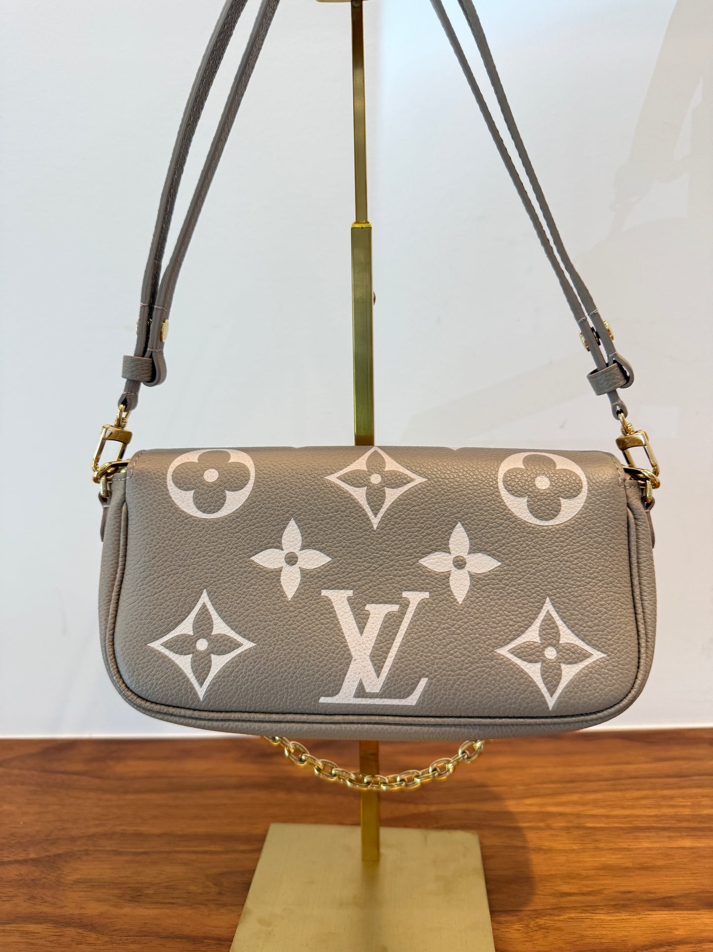 Louis Vuitton Empreinte Monogram Giant Ivy Wallet On Chain in Turtledove and Cream Pre-owned