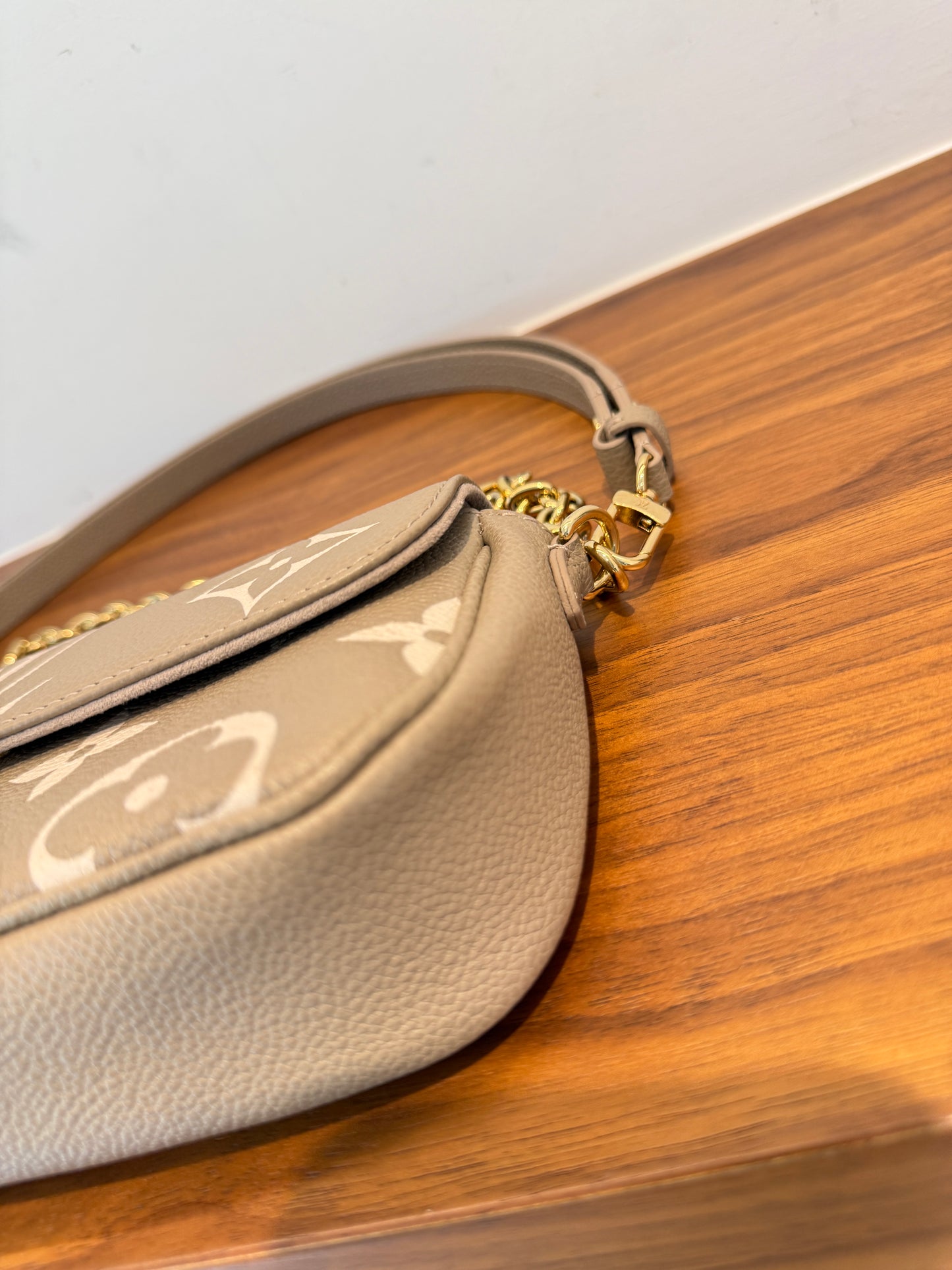 Louis Vuitton Empreinte Monogram Giant Ivy Wallet On Chain in Turtledove and Cream Pre-owned