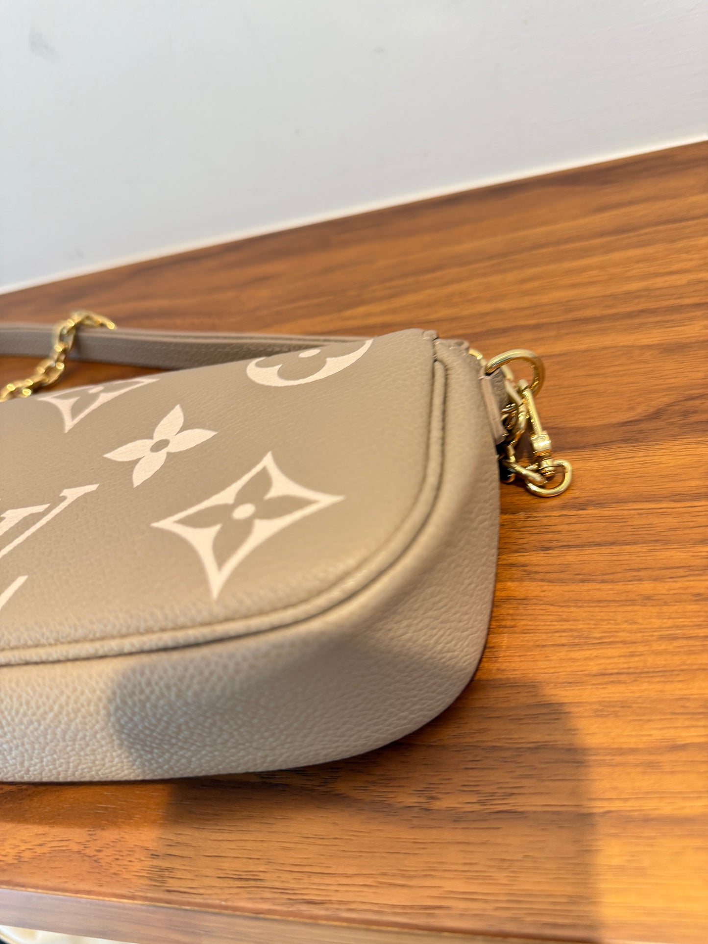 Louis Vuitton Empreinte Monogram Giant Ivy Wallet On Chain in Turtledove and Cream Pre-owned