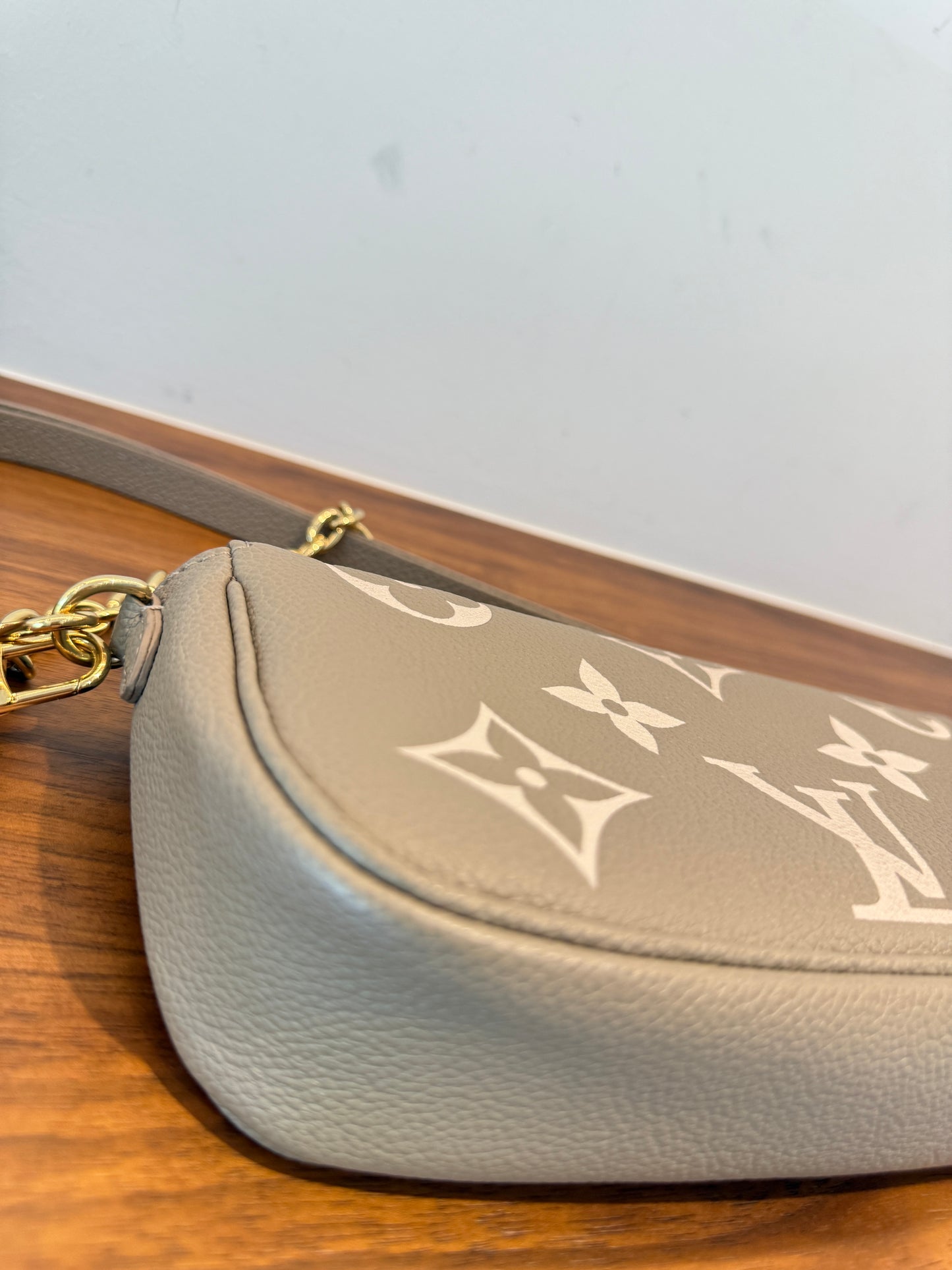 Louis Vuitton Empreinte Monogram Giant Ivy Wallet On Chain in Turtledove and Cream Pre-owned