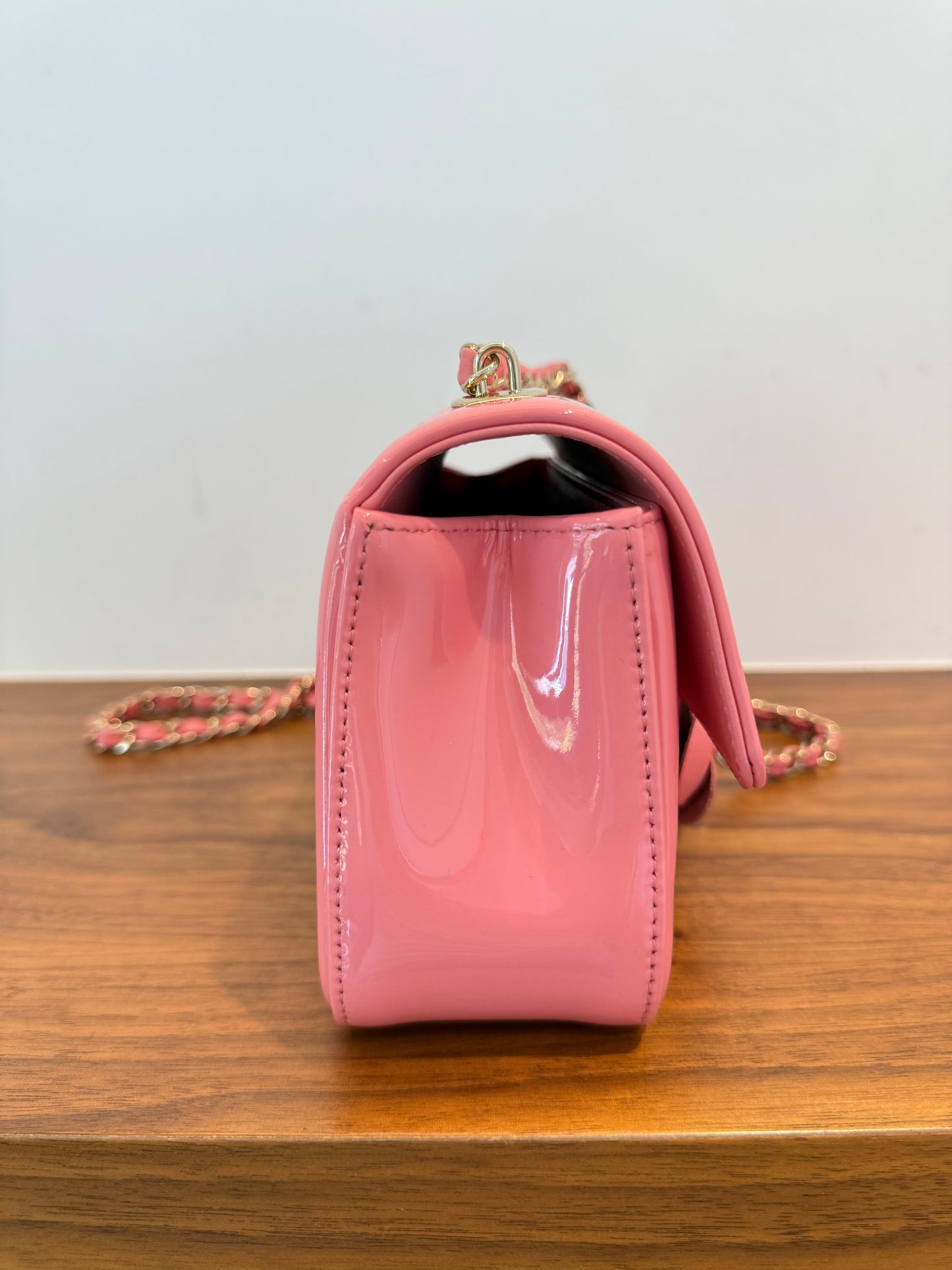 LIKE NEW Chanel Patent Calfskin Small Camellia Single Flap Pink Pre-Owned