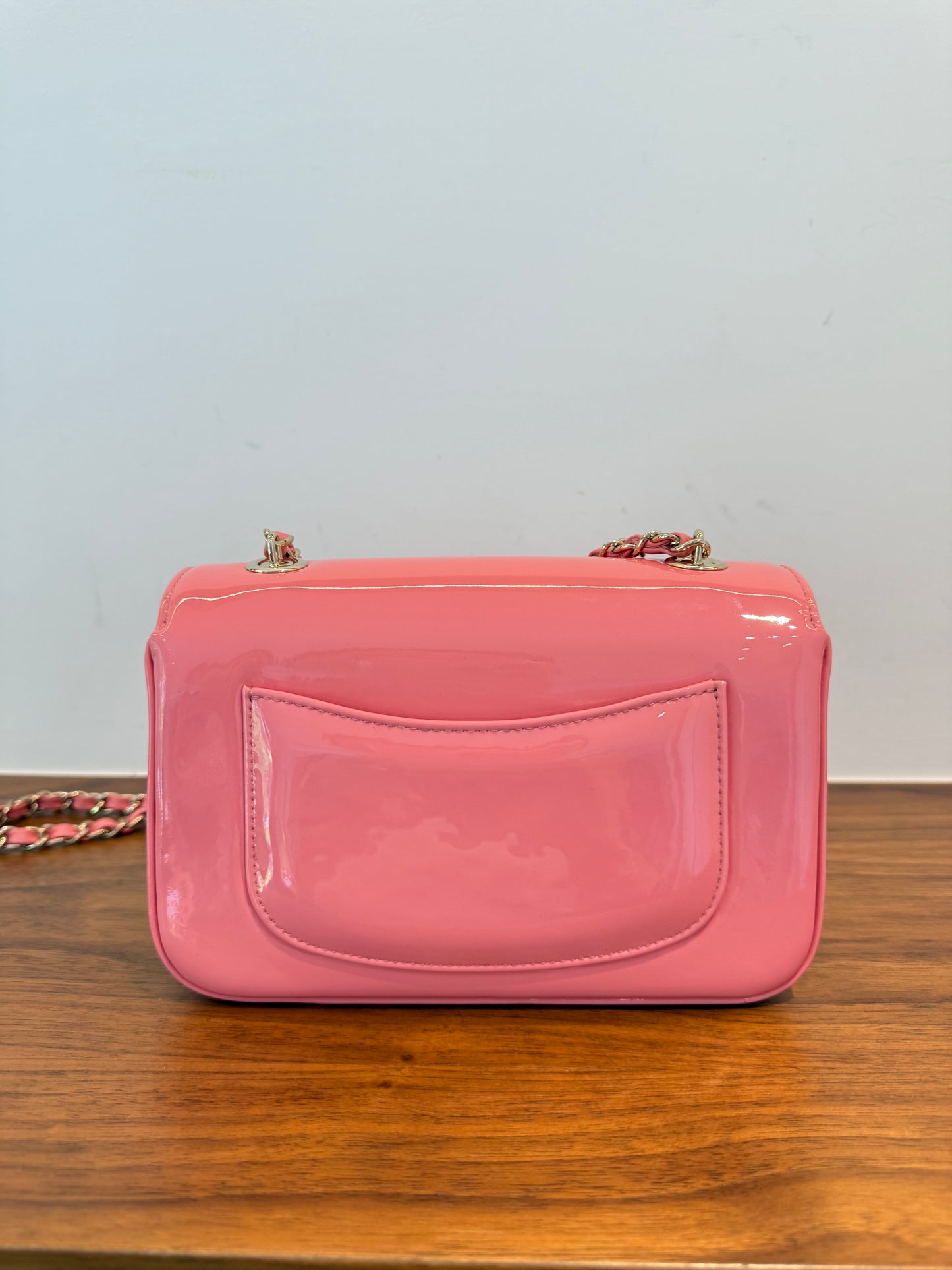 LIKE NEW Chanel Patent Calfskin Small Camellia Single Flap Pink Pre-Owned