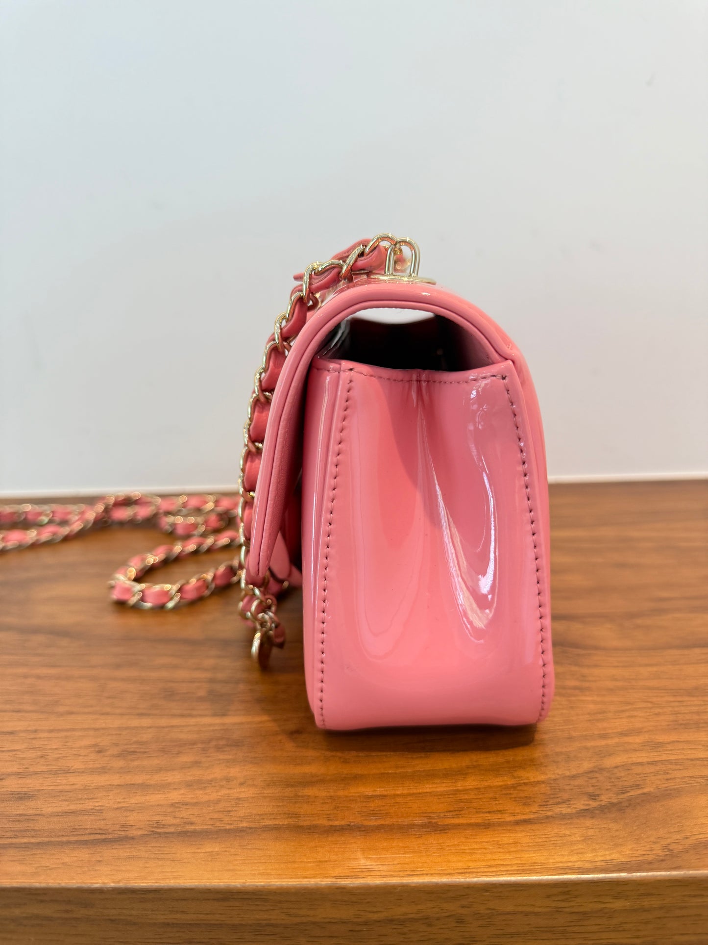 LIKE NEW Chanel Patent Calfskin Small Camellia Single Flap Pink Pre-Owned