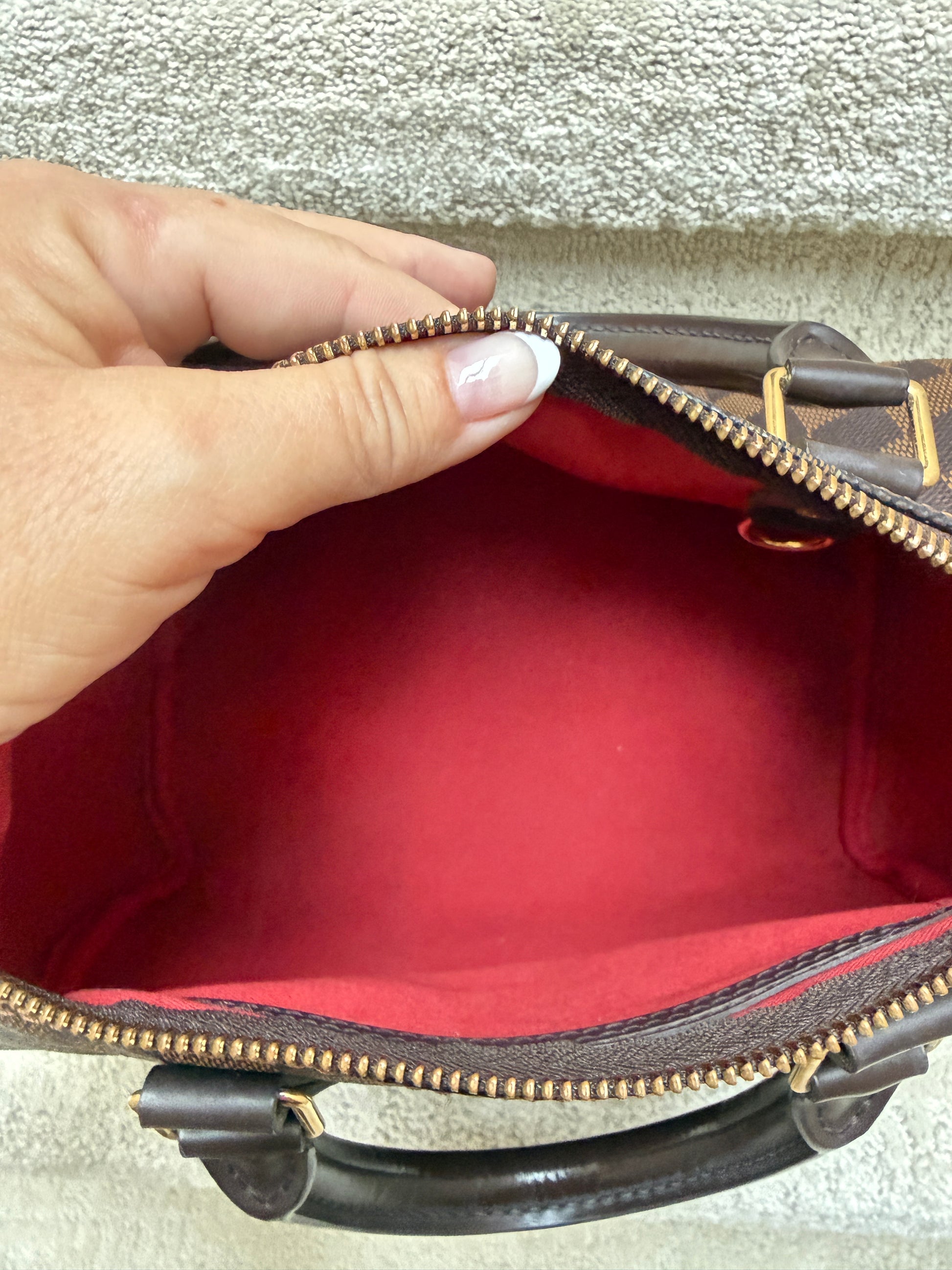 Interior view of louis vuitton speedy 25