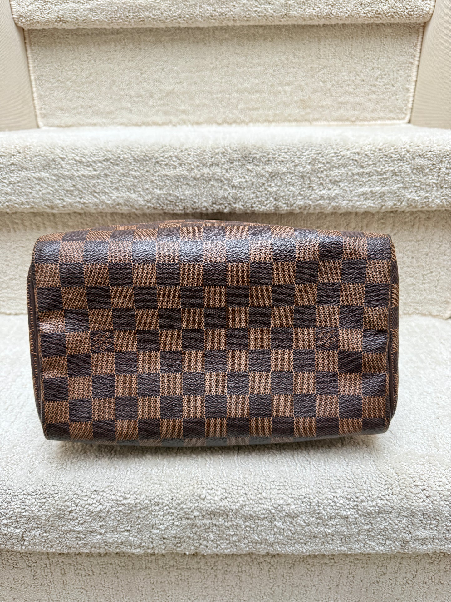 view of bottom of louis vuitton speedy 25