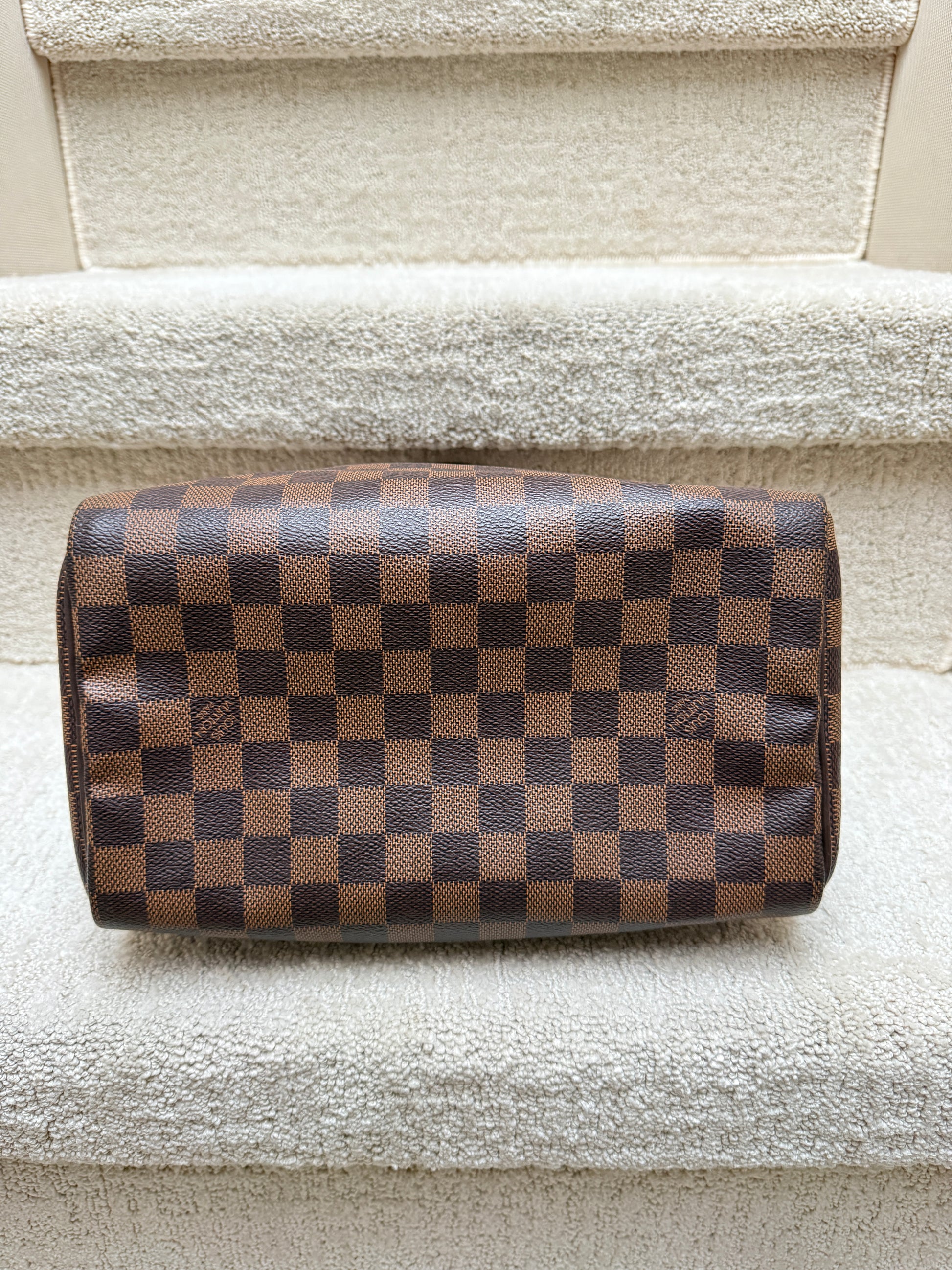 view of bottom of louis vuitton speedy 25