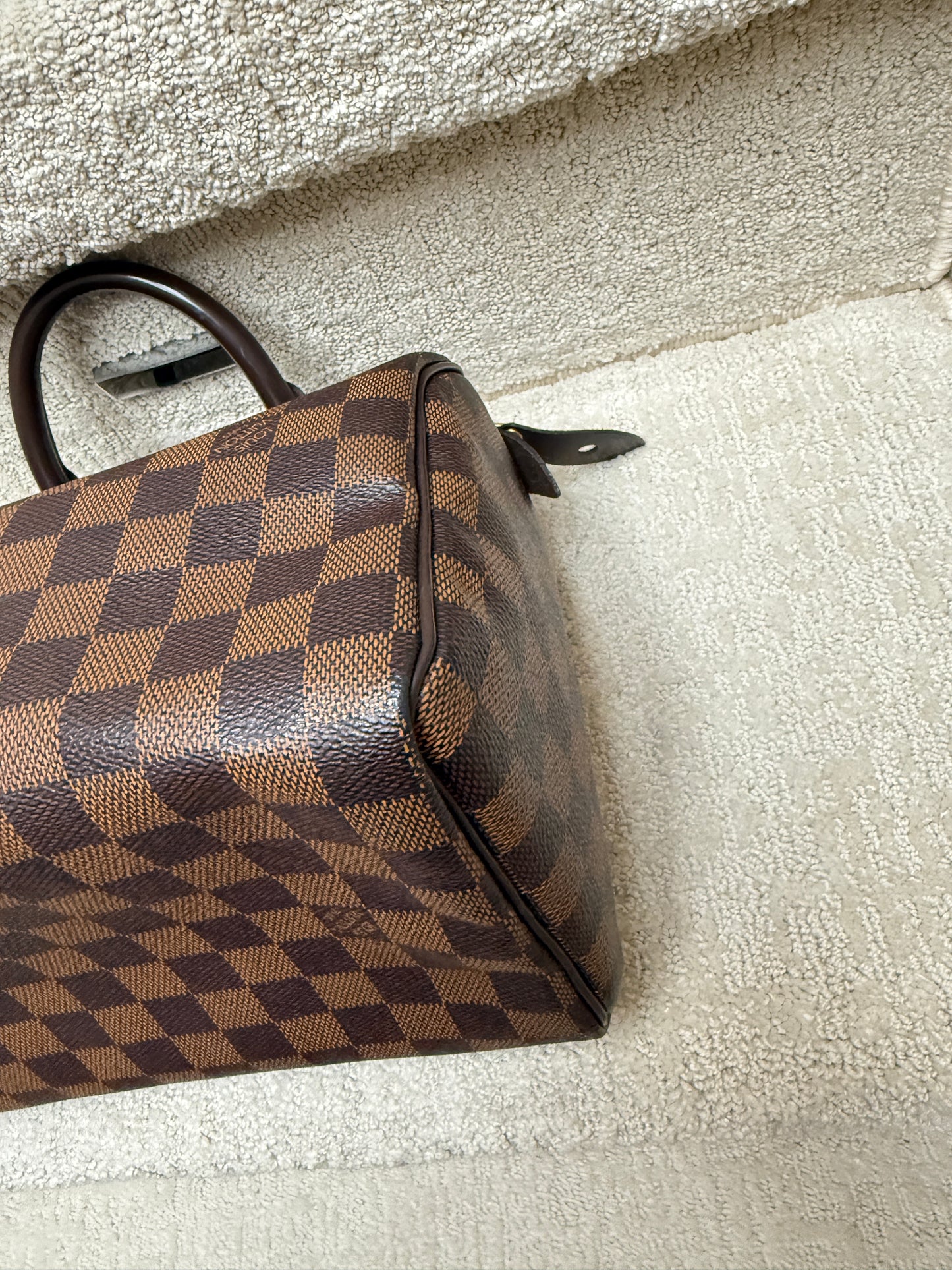 Louis Vuitton Speedy 25 Damier Ebene corner close-up