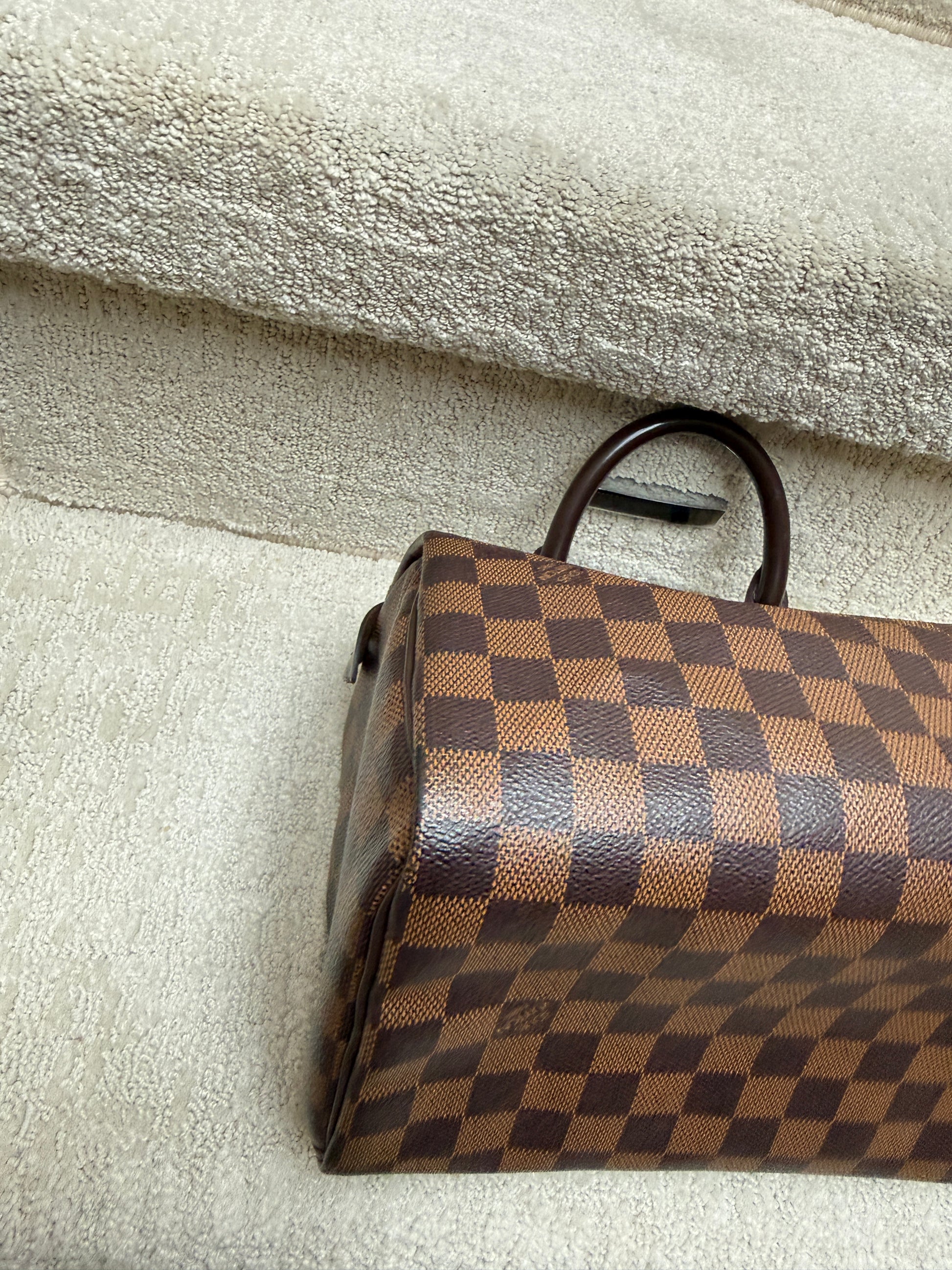 Louis Vuitton Speedy 25 Damier Ebene second corner close-up