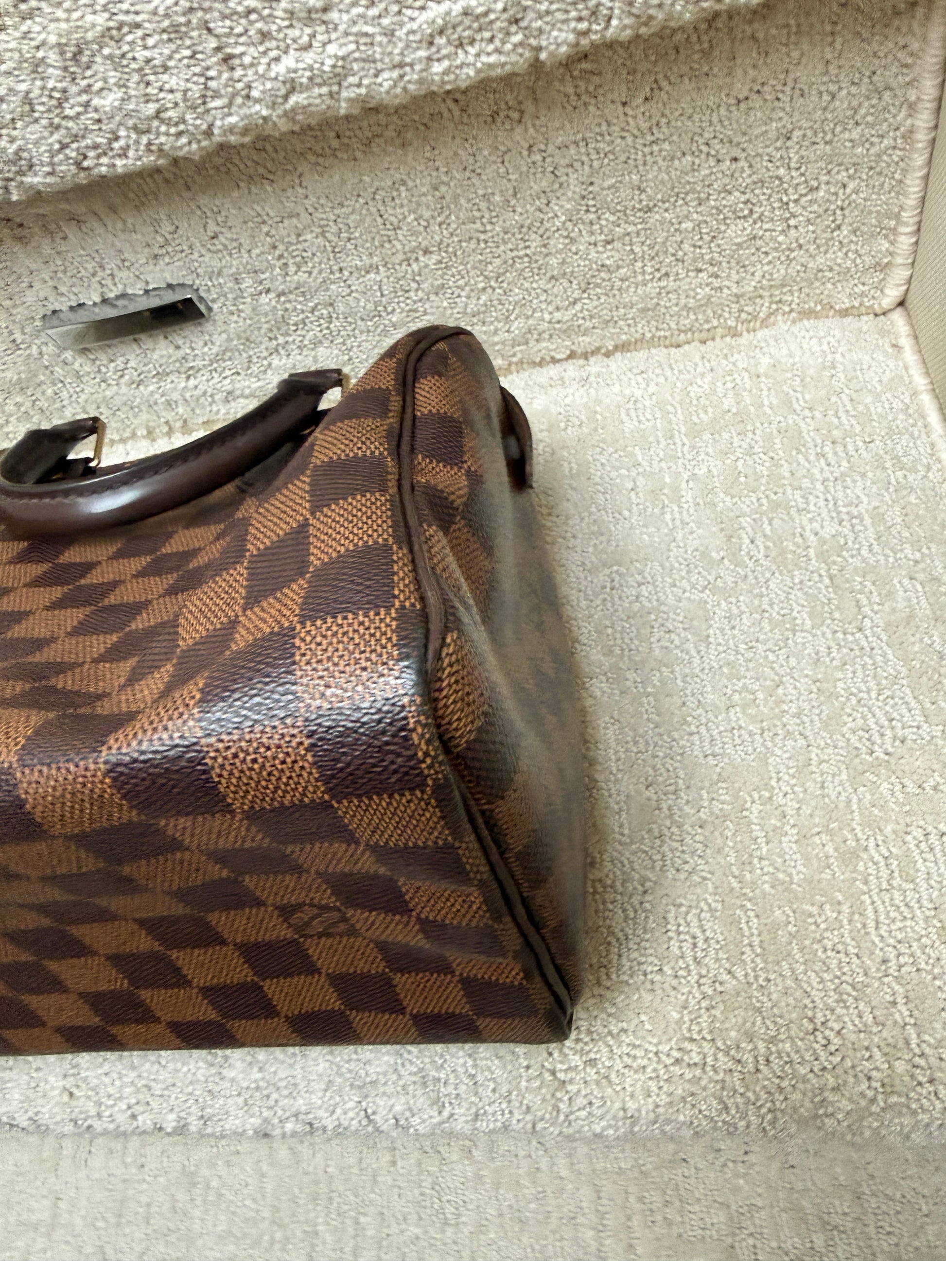 Louis Vuitton Speedy 25 Damier Ebene third corner close-up