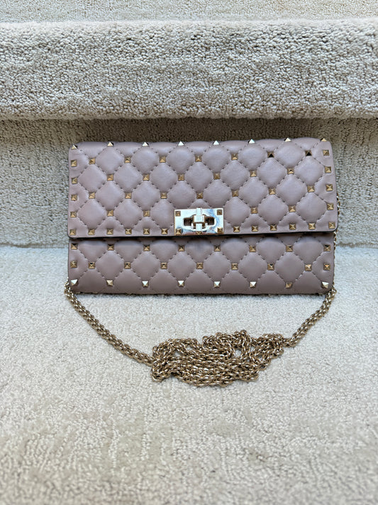 Valentino Garavani Portefeuille Rockstud Spike en Agneau Beige d'Occasion