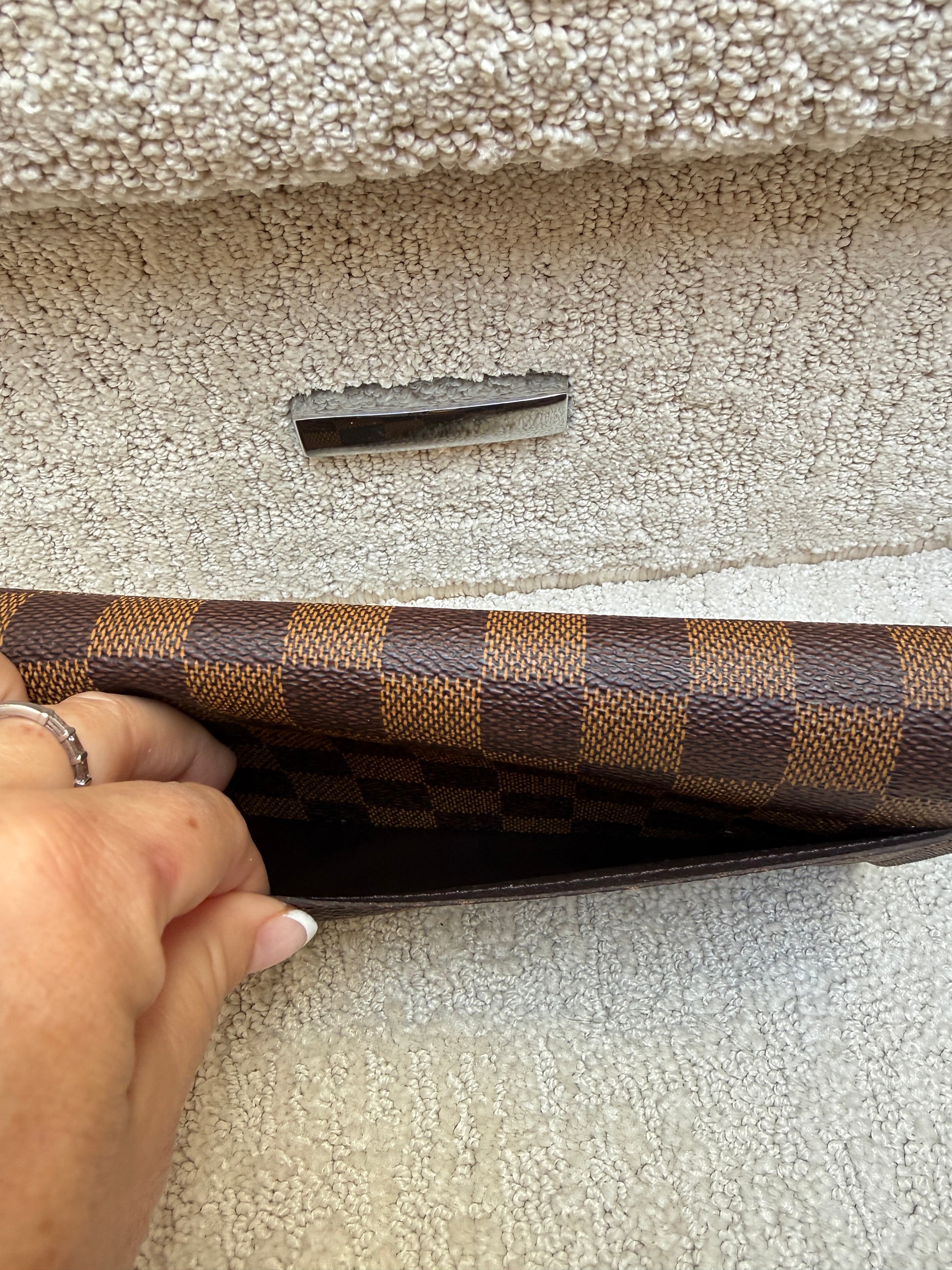 louis vuitton sarah wallet showing back slip pocket