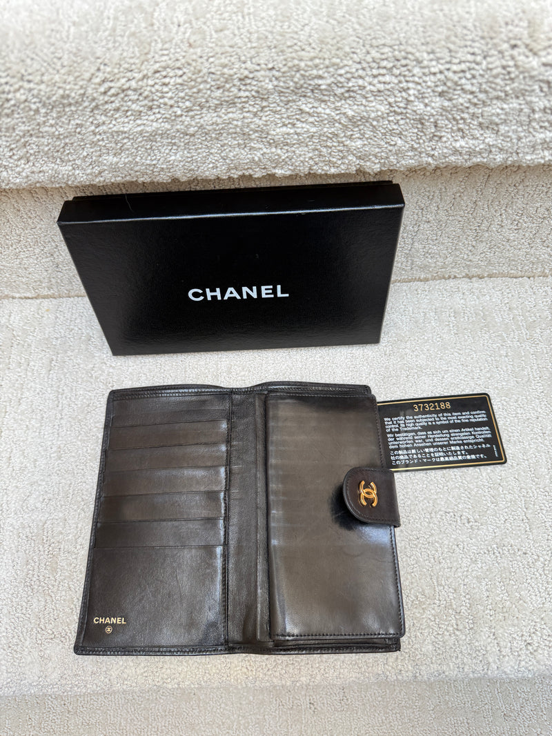 Chanel Kiss Lock Vintage Wallet in Black and Gold