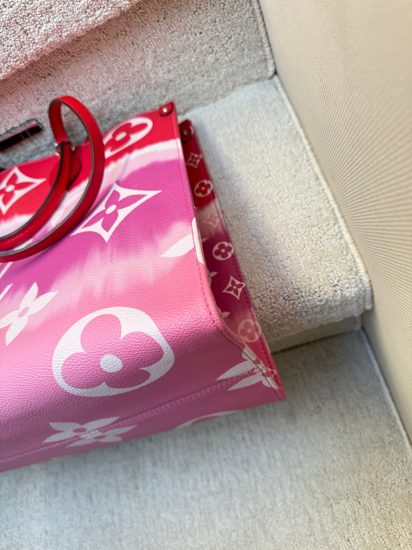 Louis Vuitton Monogram Giant Escale On The Go GM Canvas