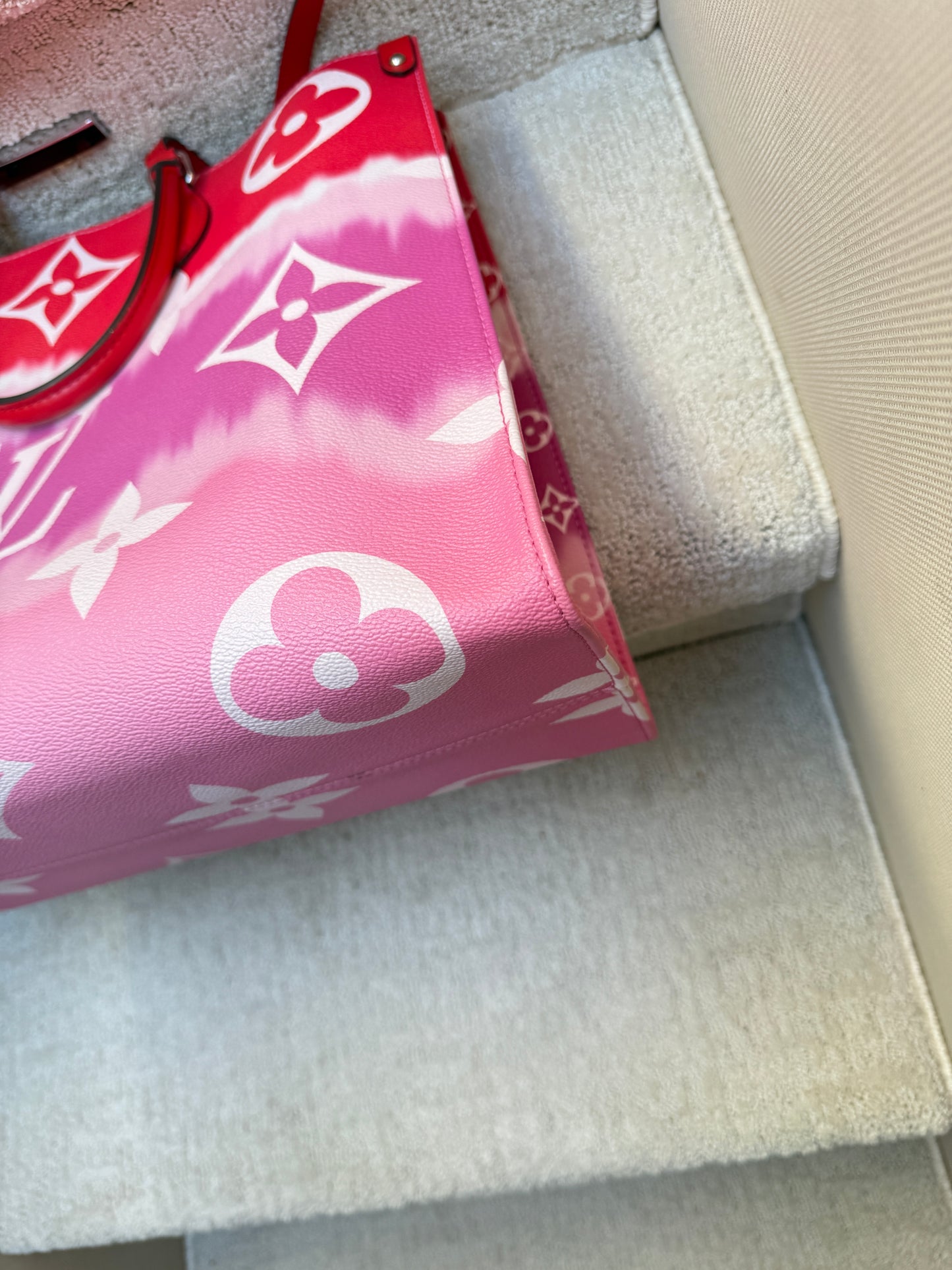 Louis Vuitton Monogram Giant Escale On The Go GM Canvas