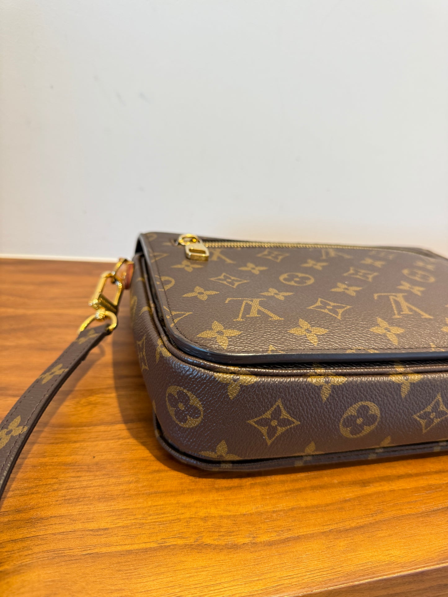 Louis Vuitton Monogram Pochette Metis 2