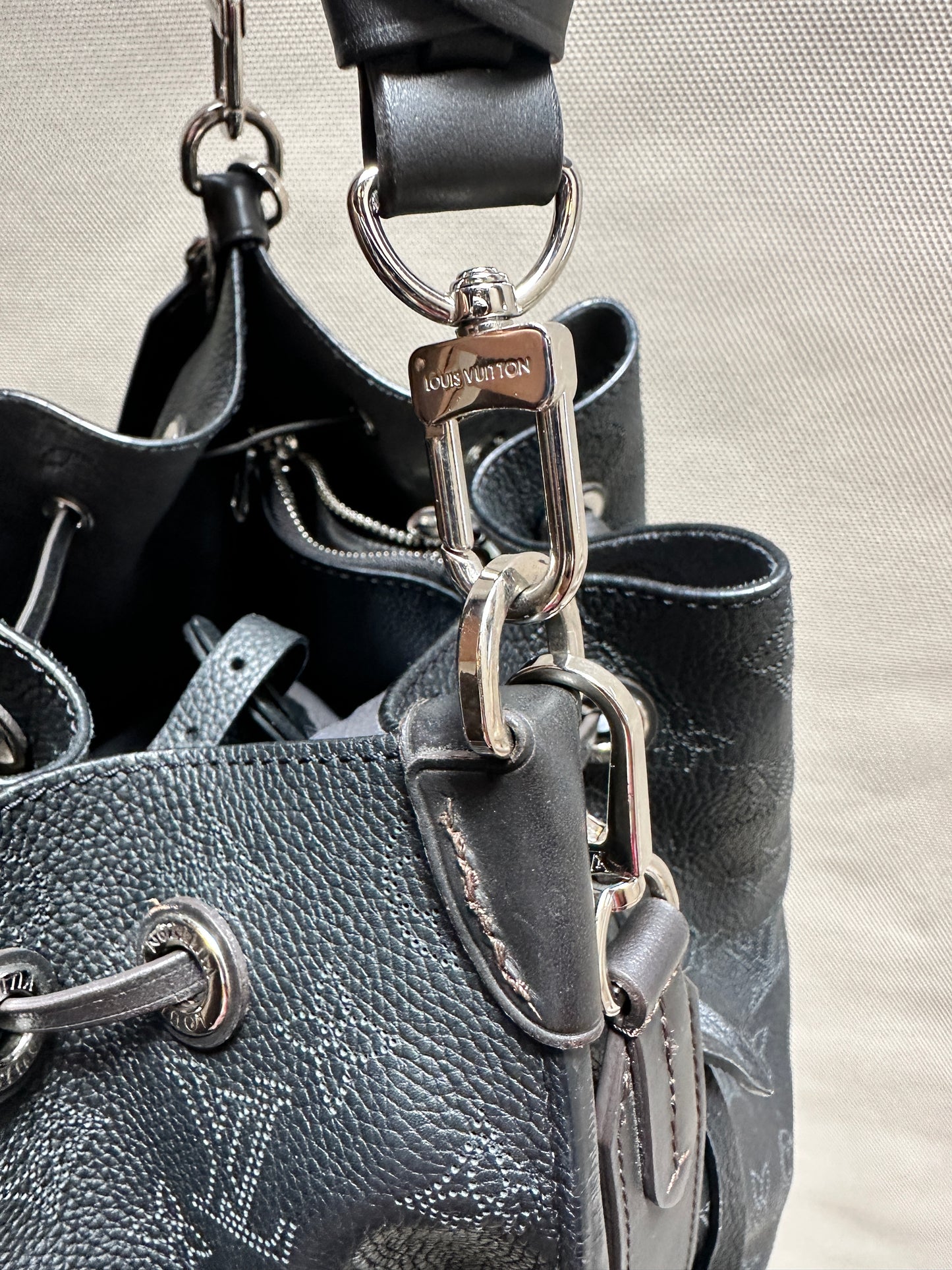 Louis Vuitton Muria Mahina in Noir