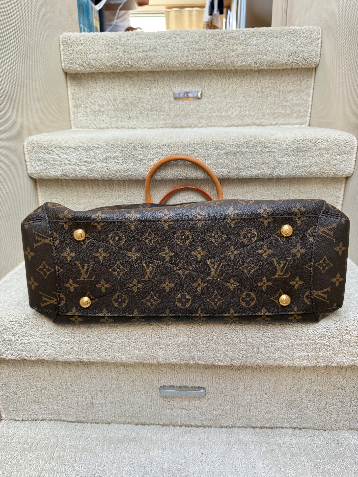 Louis Vuitton Montaigne GM bottom of bag view