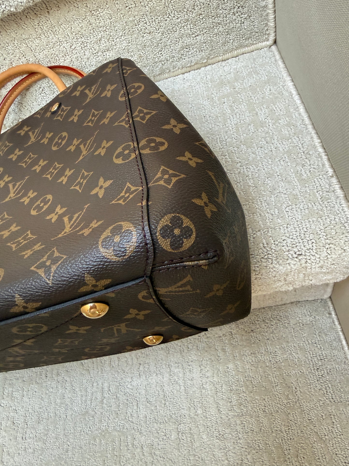 Pre-owned Louis Vuitton Montaigne GM condition of corner view