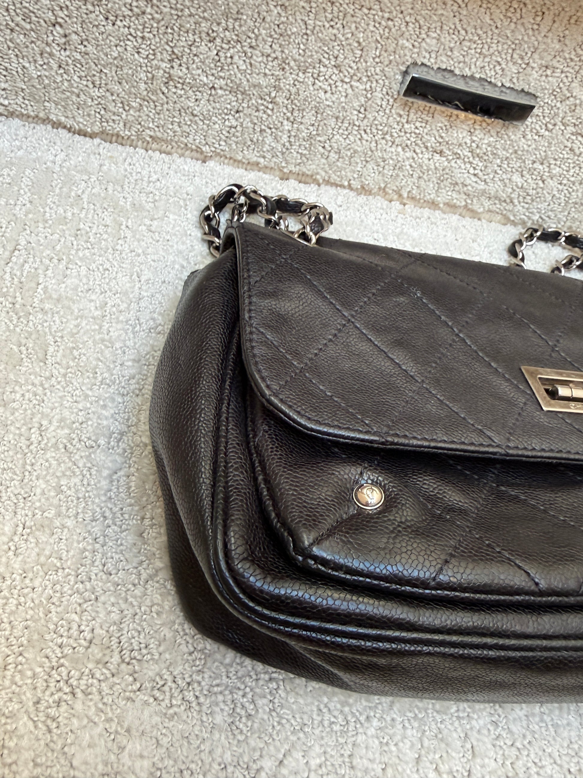 Chanel 2.55 reissue thrid cloesup of corner