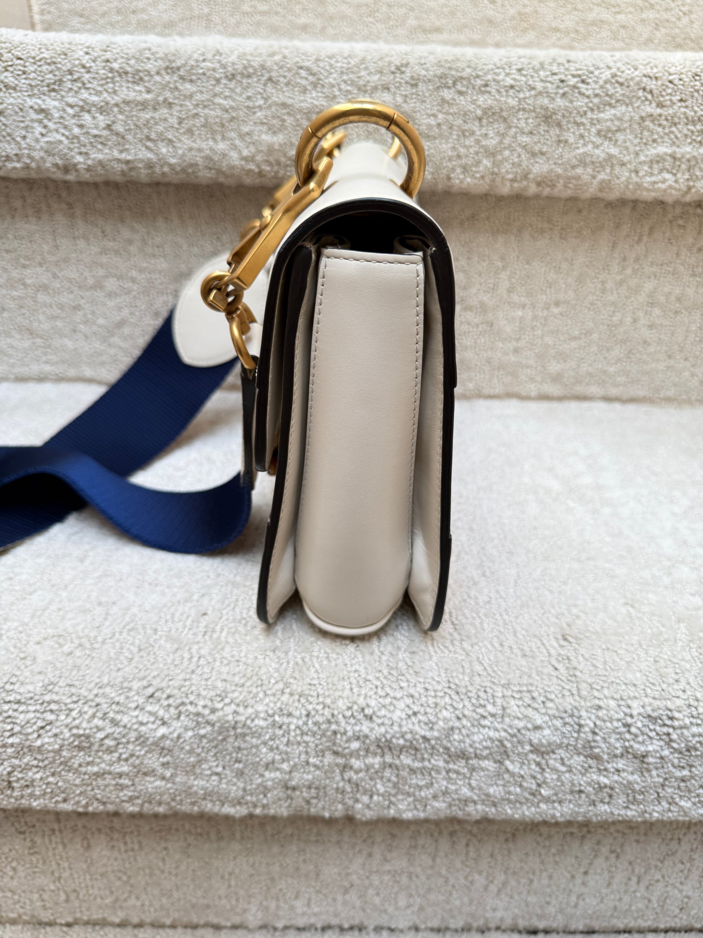 Gucci Queen marget bag in white leather side view