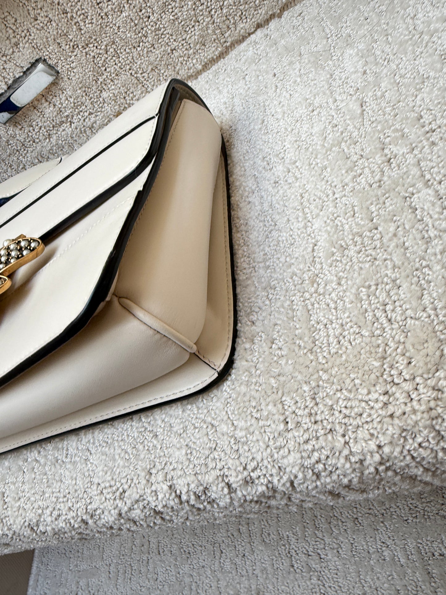 Gucci queen margaret white bee bag closeup of second corner