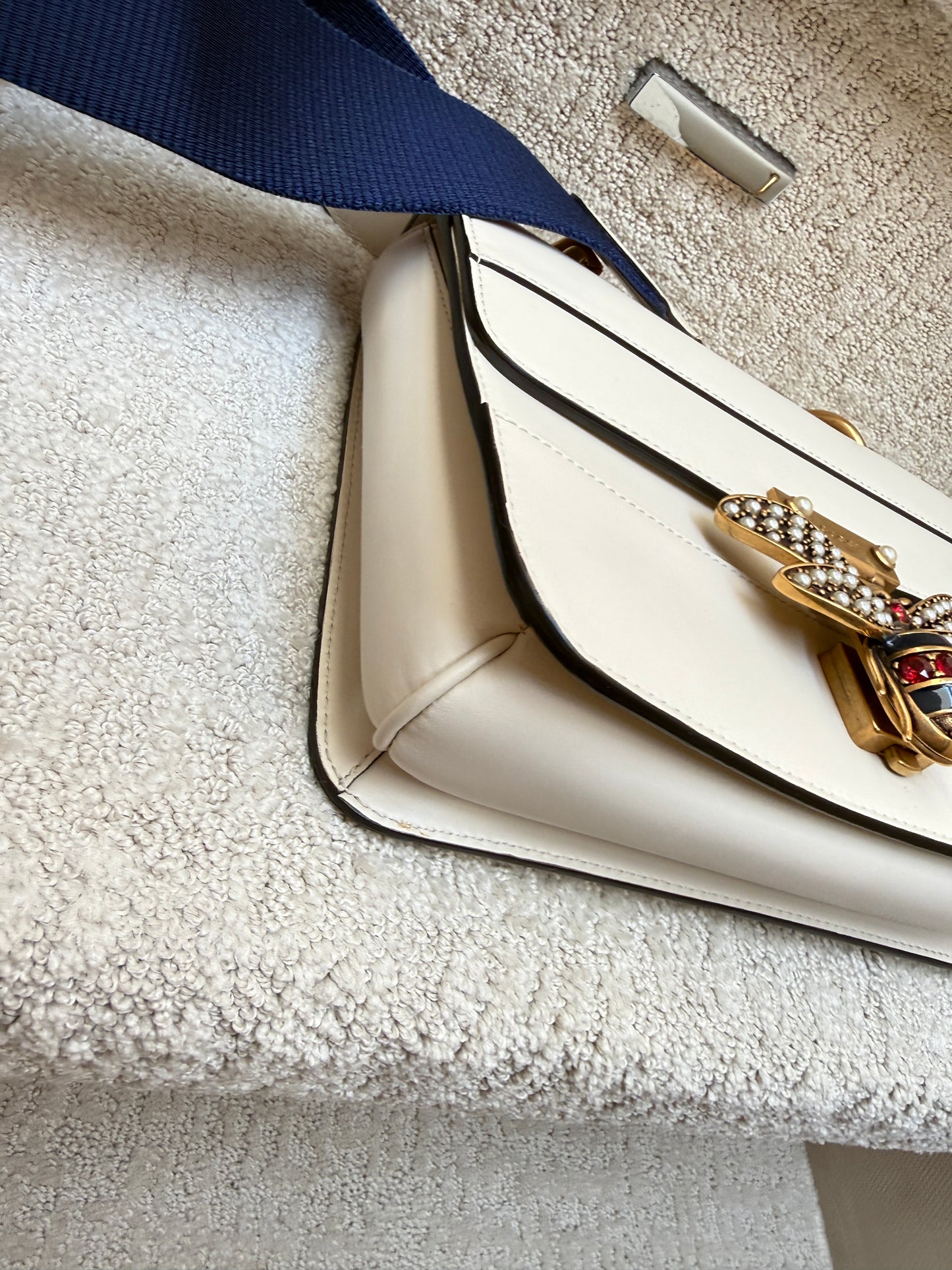 Gucci queen margaret bag close up of white corner