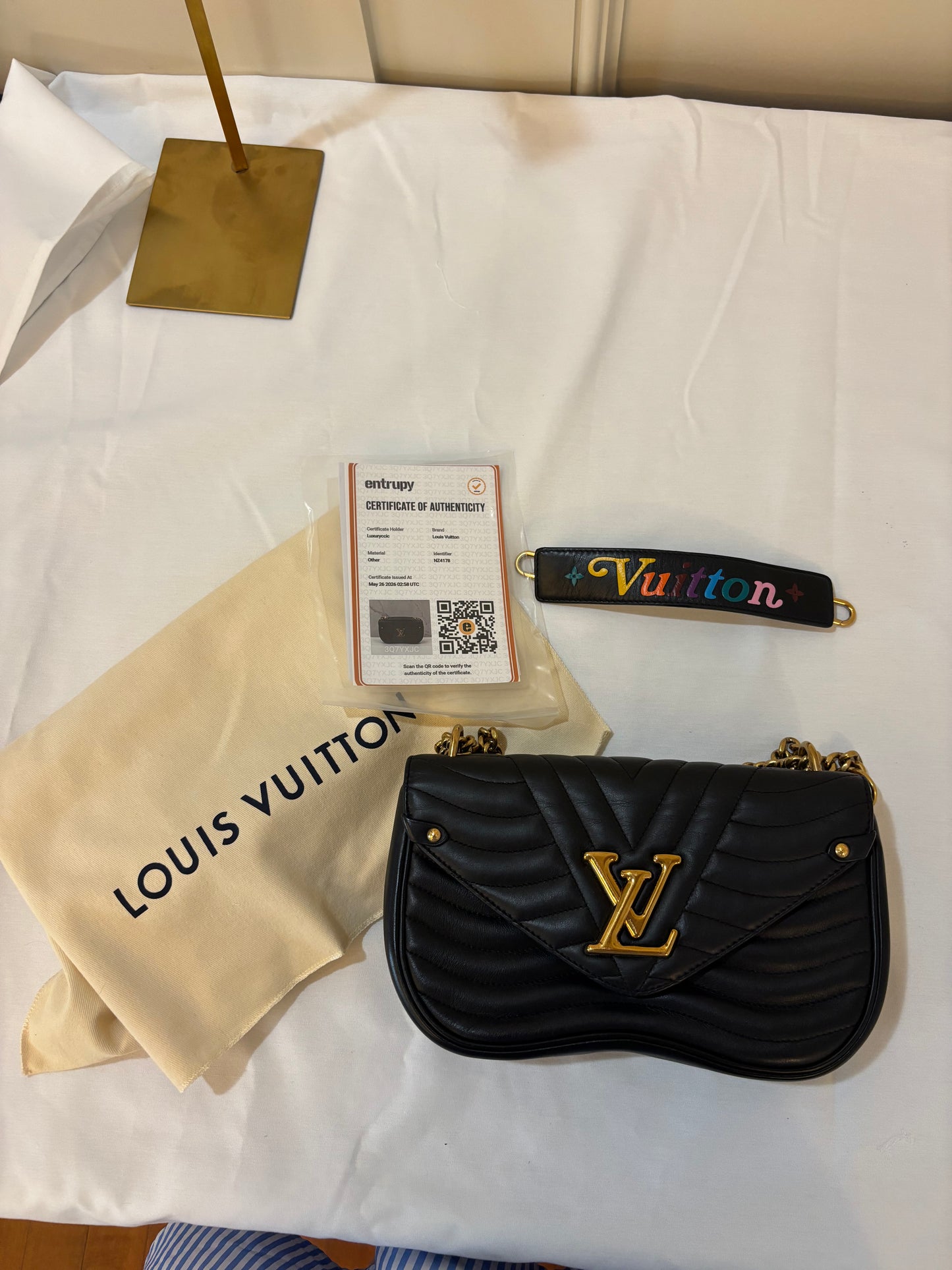 Sac à bandoulière Louis Vuitton New Wave Chain MM en cuir de veau noir d'occasion