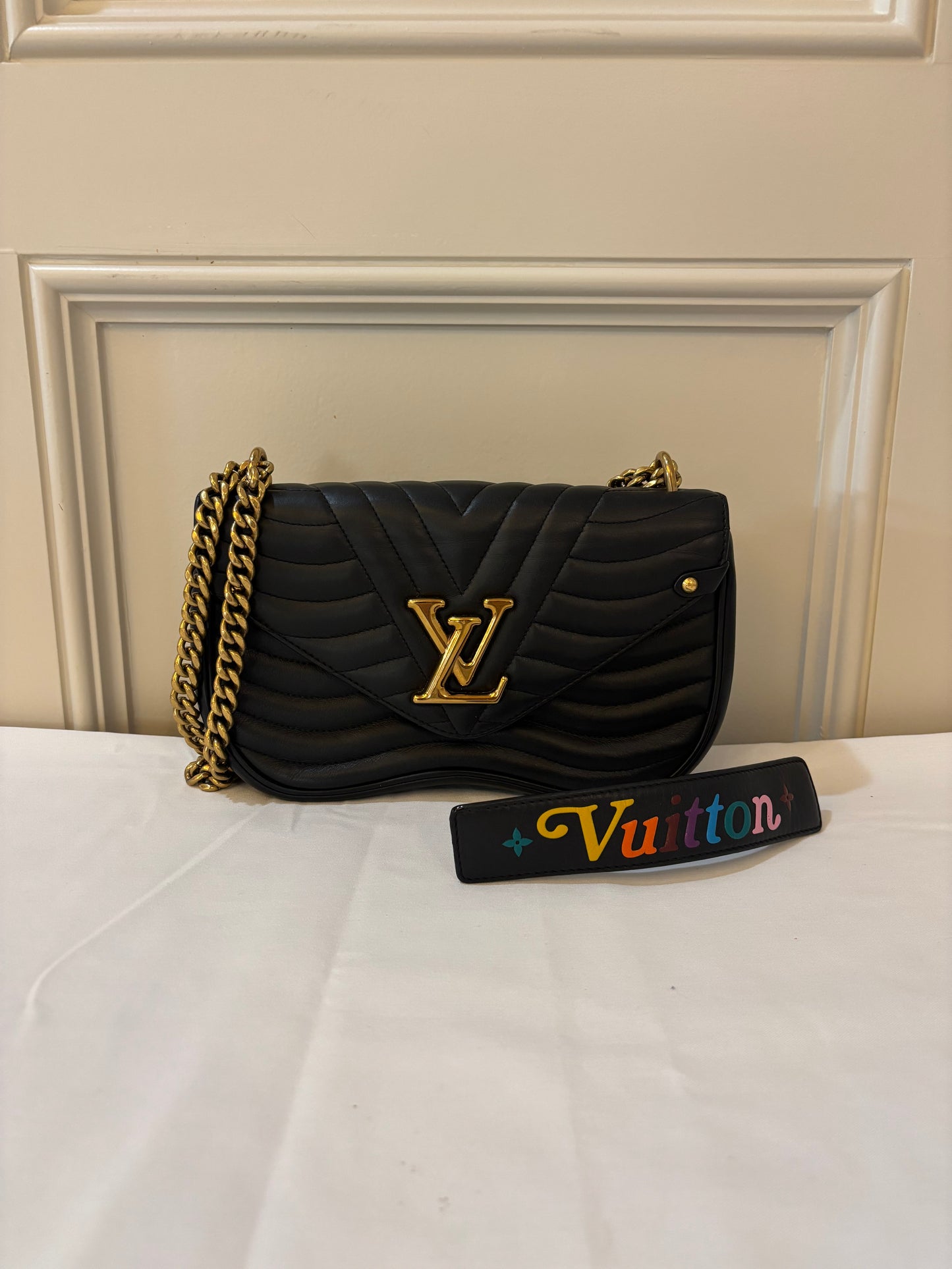 Sac à bandoulière Louis Vuitton New Wave Chain MM en cuir de veau noir d'occasion