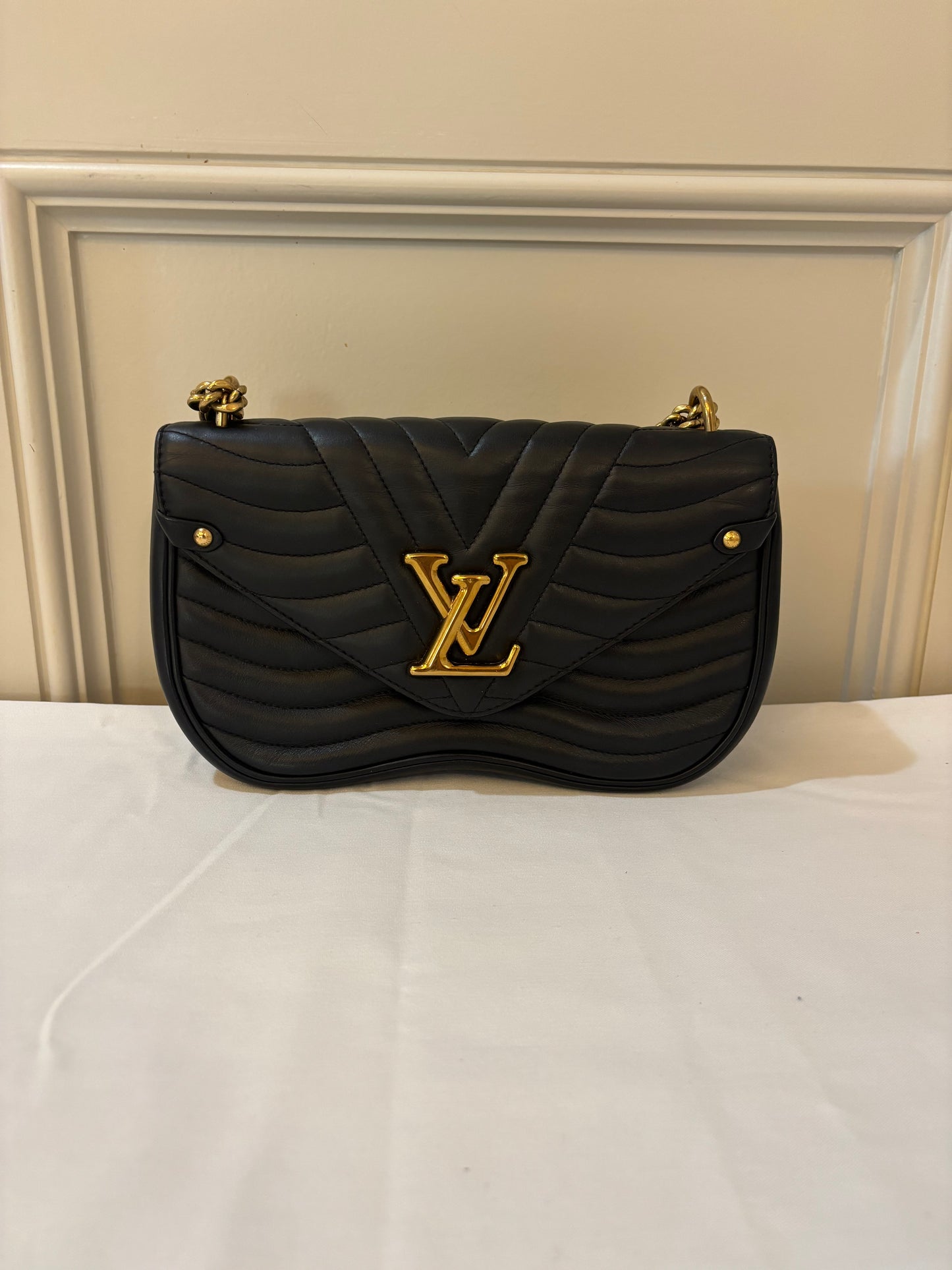 Sac à bandoulière Louis Vuitton New Wave Chain MM en cuir de veau noir d'occasion