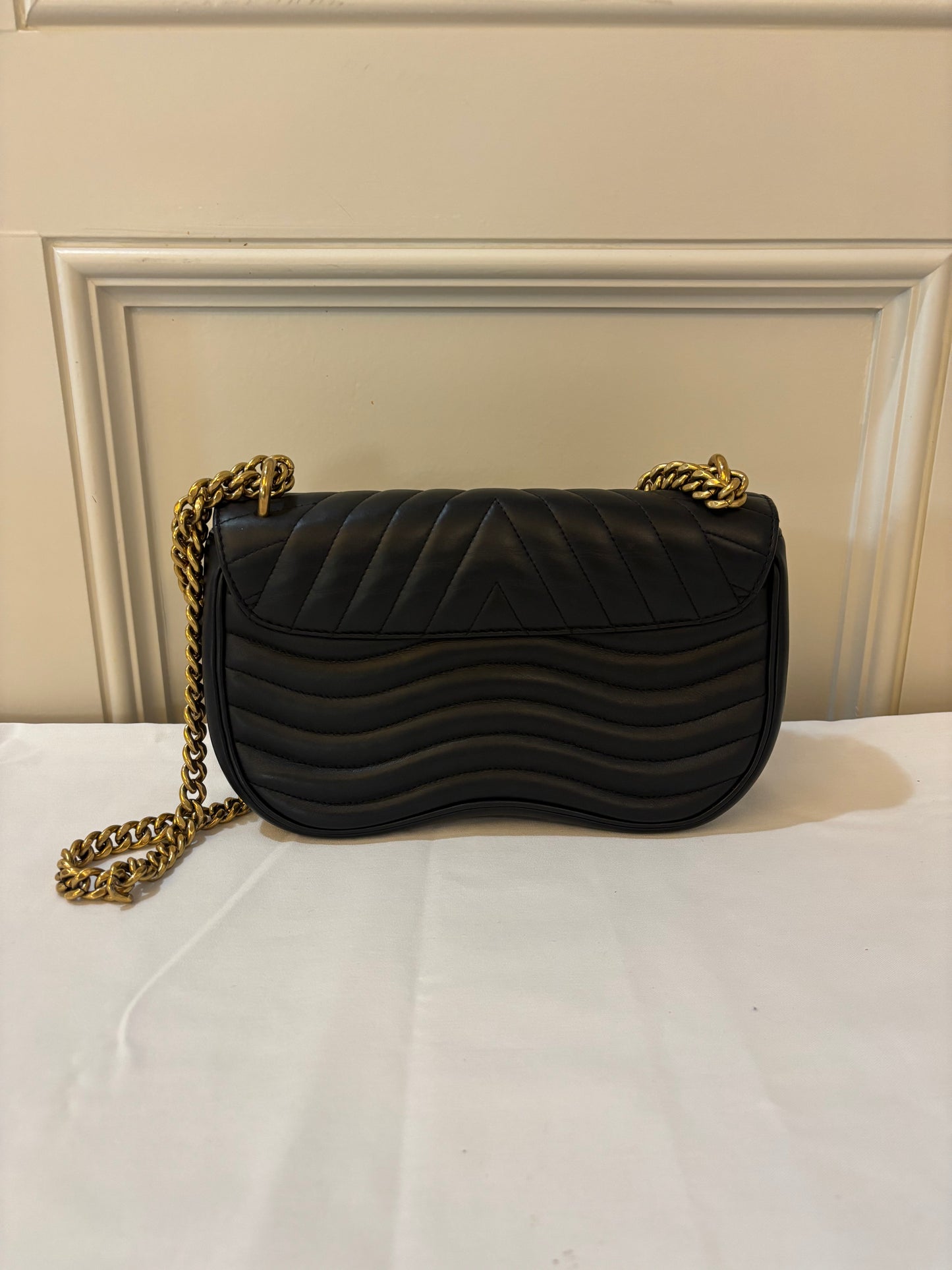 Sac à bandoulière Louis Vuitton New Wave Chain MM en cuir de veau noir d'occasion