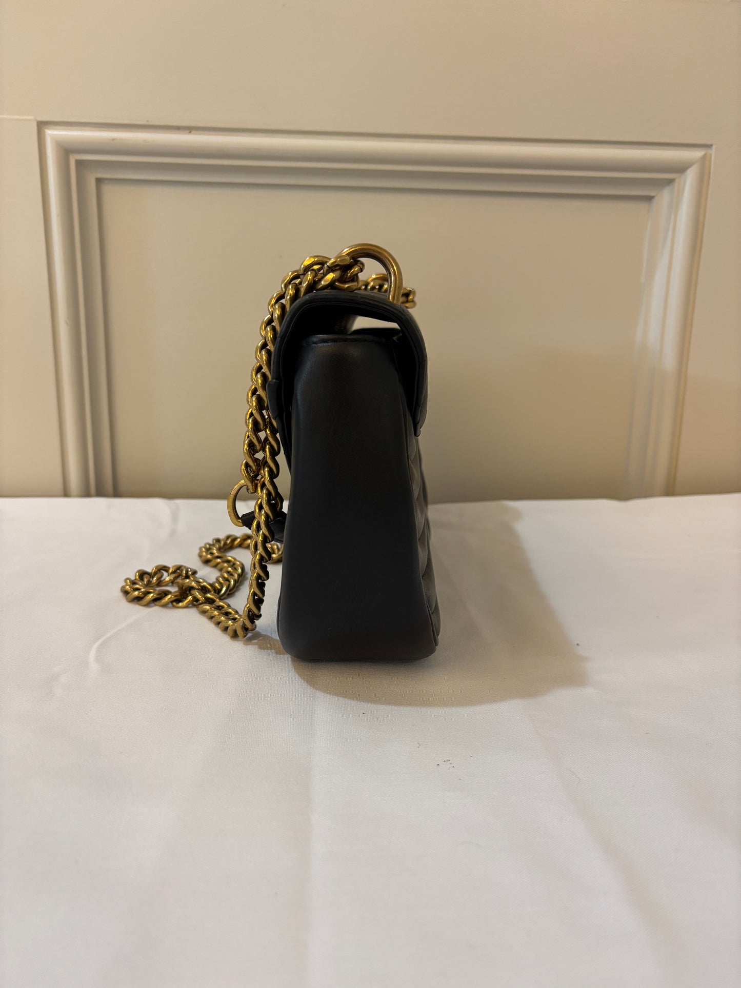 Sac à bandoulière Louis Vuitton New Wave Chain MM en cuir de veau noir d'occasion