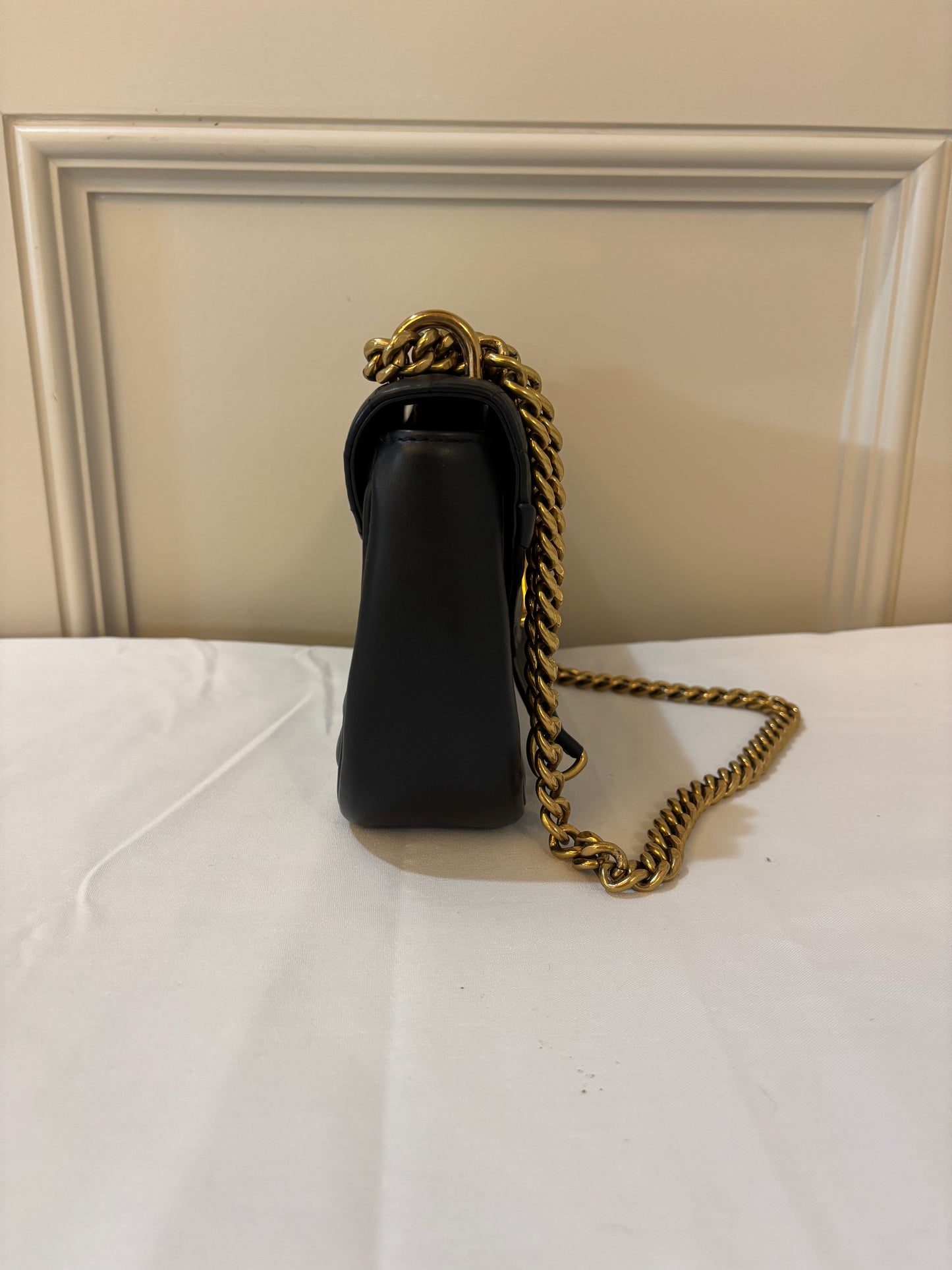 Sac à bandoulière Louis Vuitton New Wave Chain MM en cuir de veau noir d'occasion