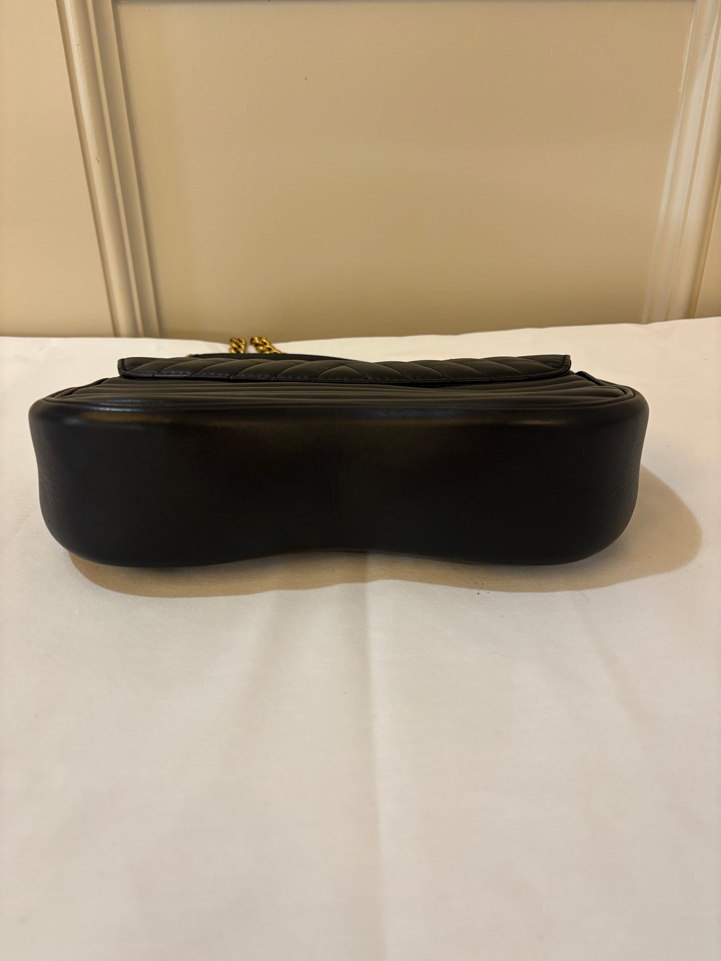 Sac à bandoulière Louis Vuitton New Wave Chain MM en cuir de veau noir d'occasion