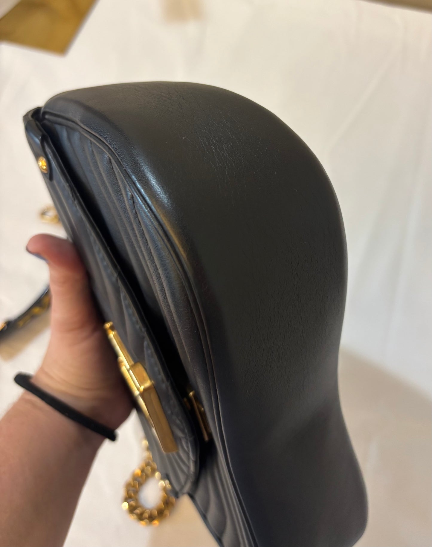 Sac à bandoulière Louis Vuitton New Wave Chain MM en cuir de veau noir d'occasion