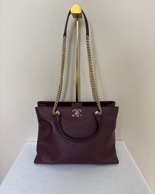 Sac cabas d'épaule Chanel Chevron en cuir bordeaux, modèle Chevon, d'occasion