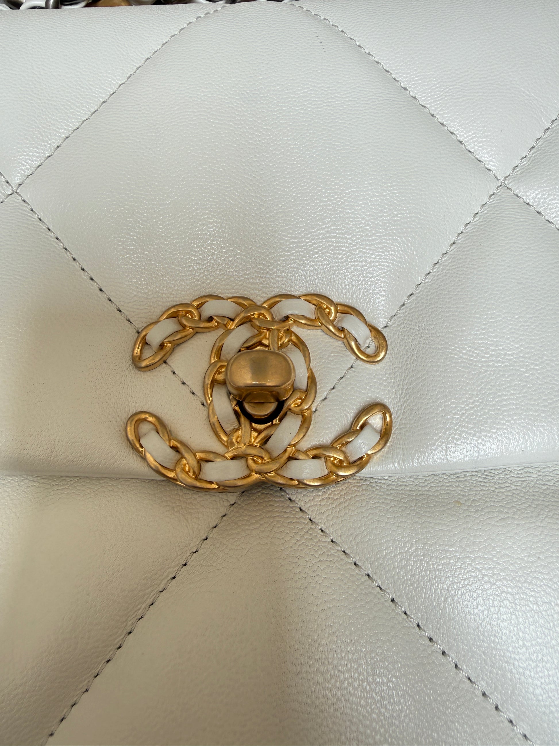 Close up of CC turn lock on chanel 19 