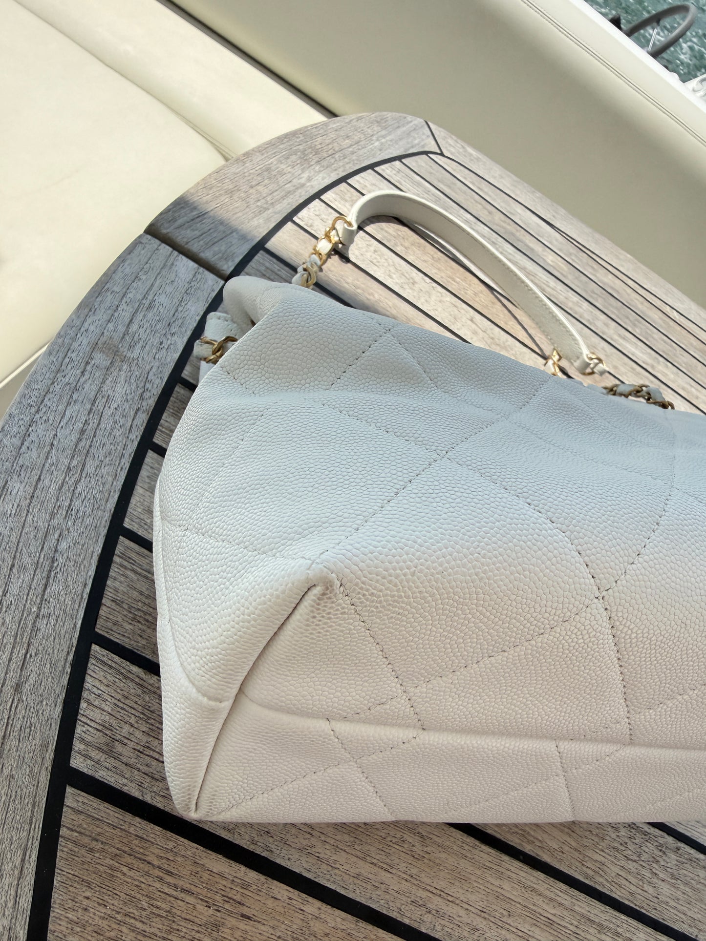 Sac à main Chanel A Real Catch en cuir caviar blanc d'occasion